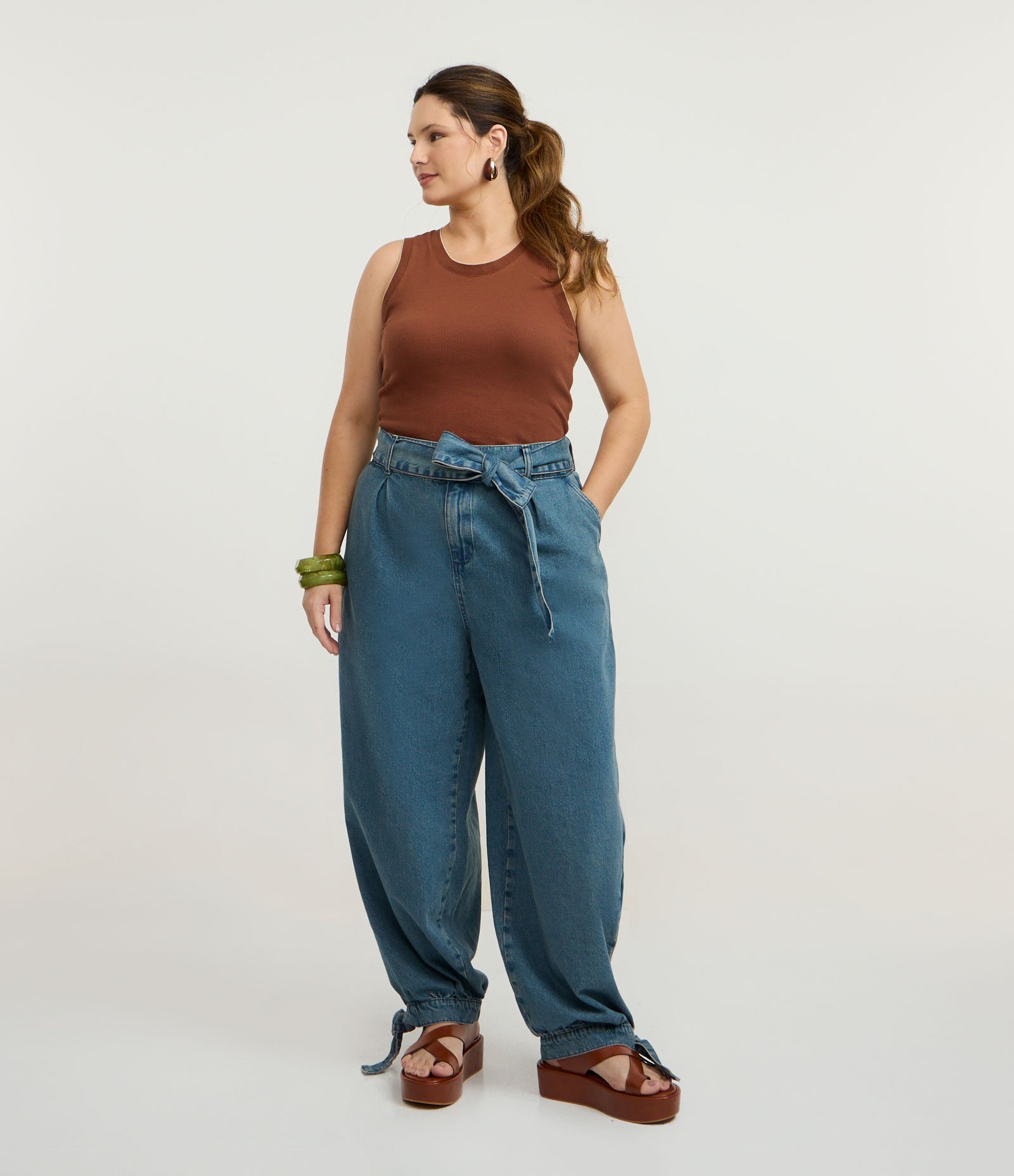 Calça Aladim em Jeans com Cinto Faixa Curve & Plus Size Azul 1