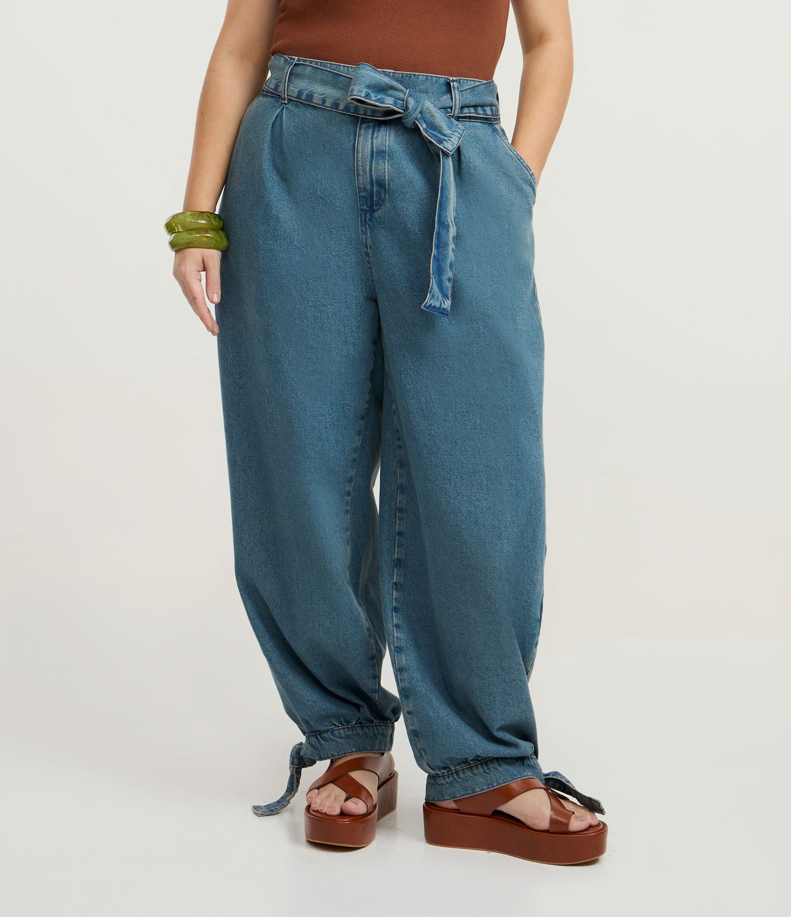 Calça Aladim em Jeans com Cinto Faixa Curve & Plus Size Azul 2