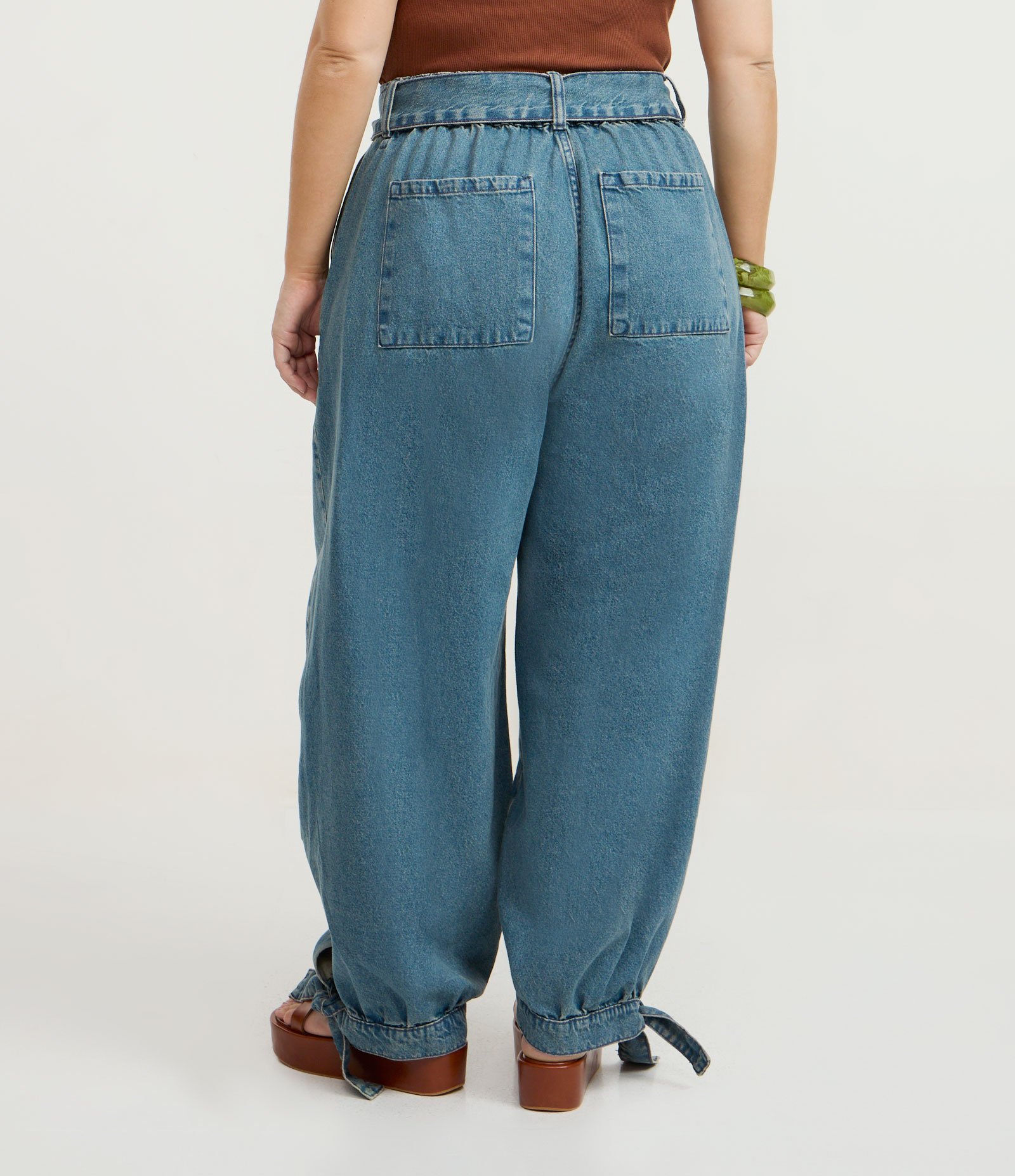 Calça Aladim em Jeans com Cinto Faixa Curve & Plus Size Azul 4
