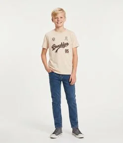 Camiseta Infantil com Estampa Lettering Esportivo Brooklyn – Tam 5 a 14 Anos