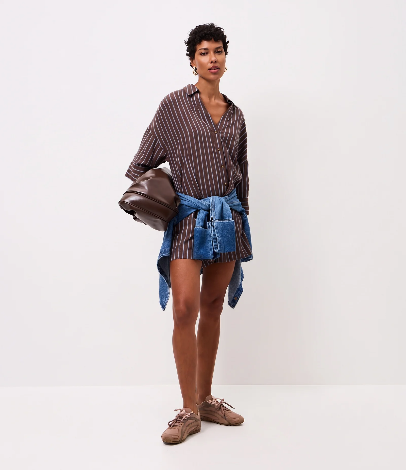 Short em Viscolinho com Estampa Listrada e Cós Elástico Marrom 2