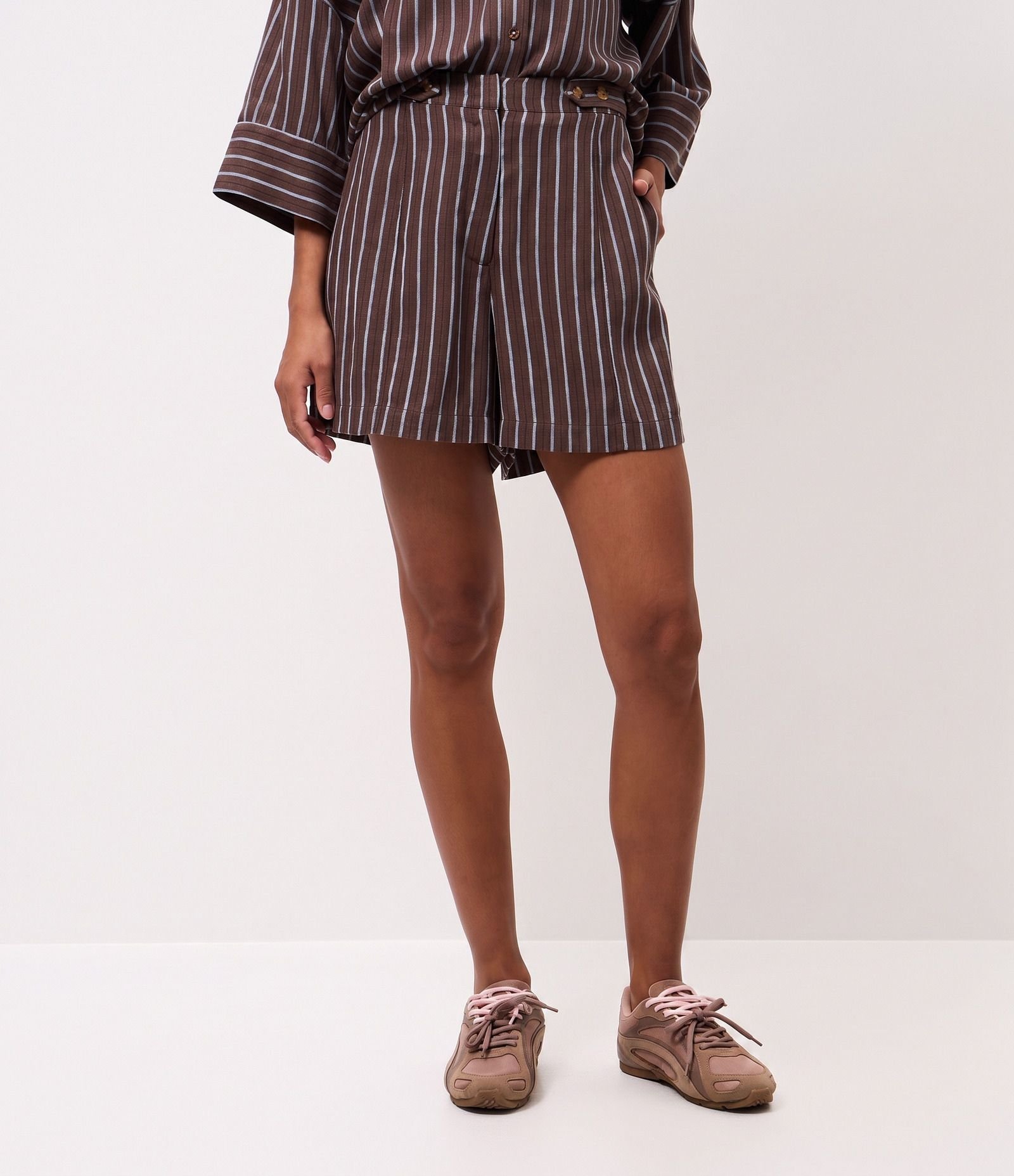 Short em Viscolinho com Estampa Listrada e Cós Elástico Marrom 3