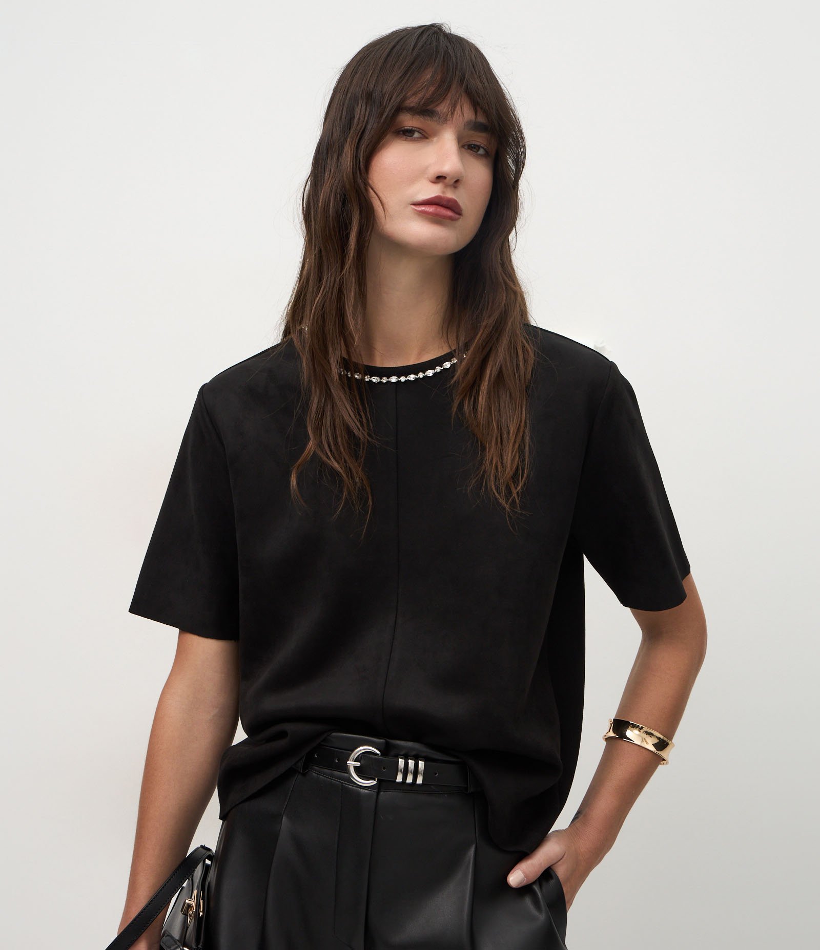 Camiseta Regular em Suede com Brilho na Gola Preto 1
