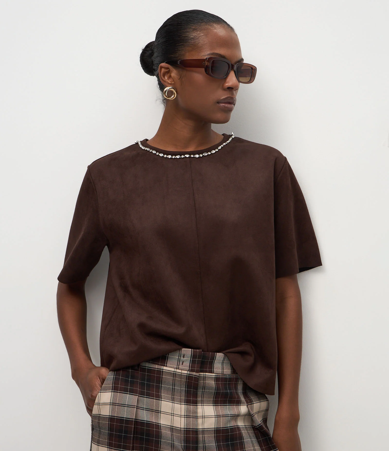Camiseta Regular em Suede com Brilho na Gola Marrom 1