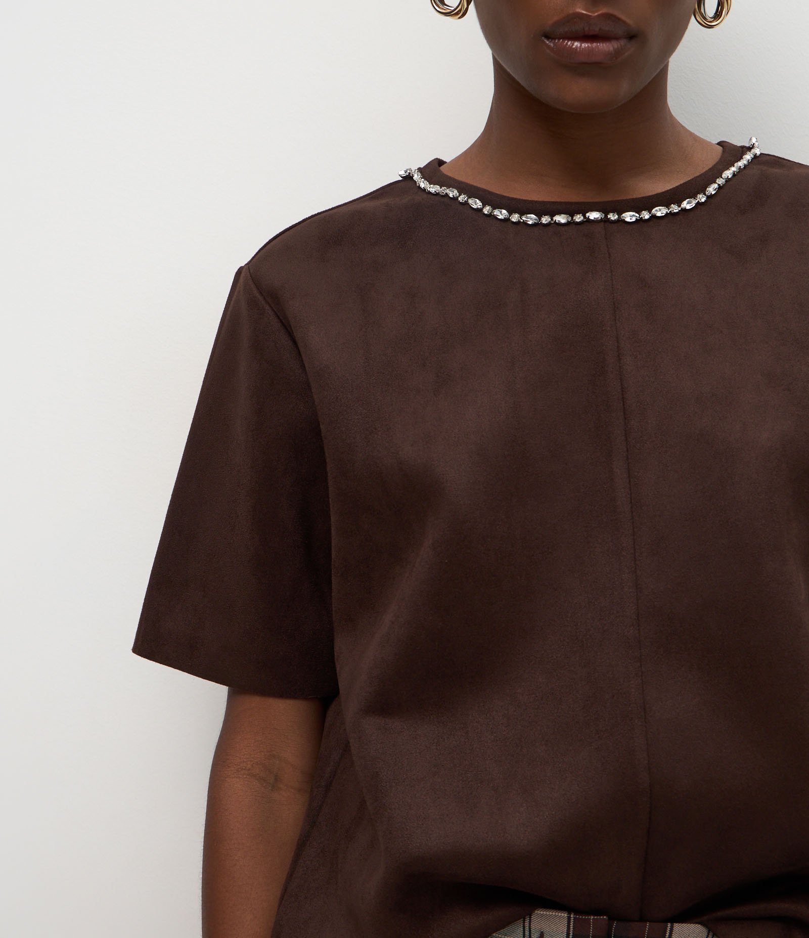 Camiseta Regular em Suede com Brilho na Gola Marrom 4