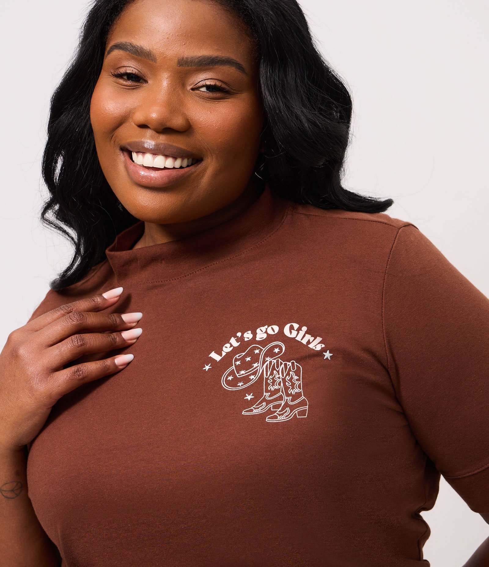Camiseta Meia Malha com Estampa Let’s Go Girls Curve & Plus Size Marrom 3