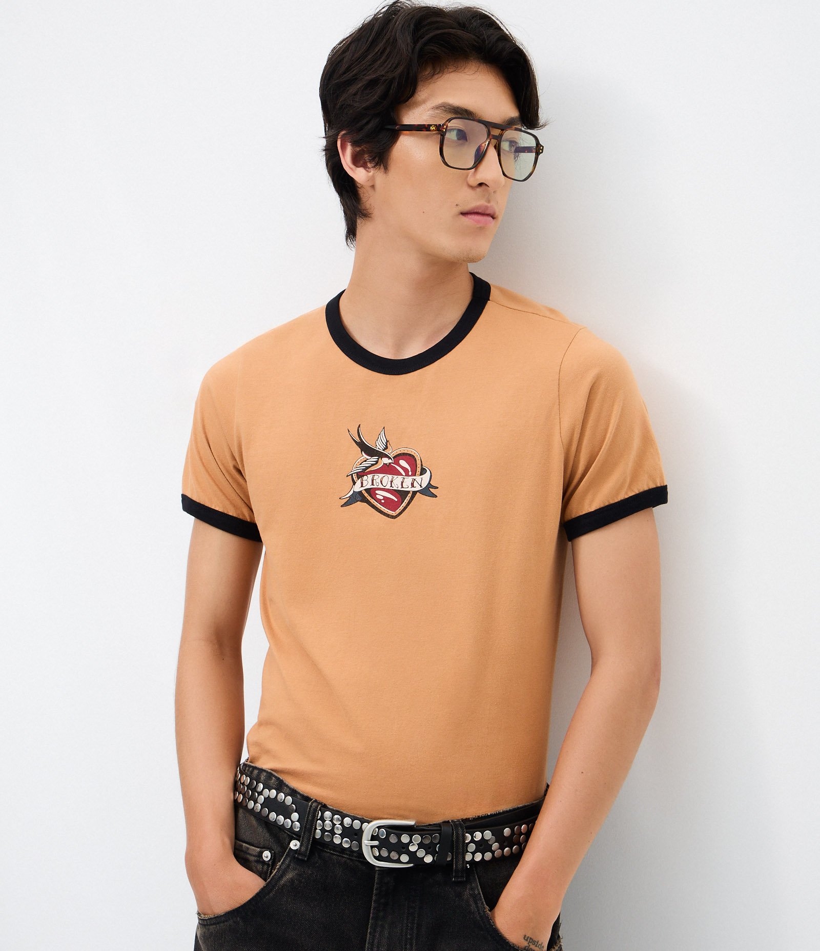 Camiseta Baby Tee Manga Curta em Algodão com Estampa Coração Quebrado Amarelo 1