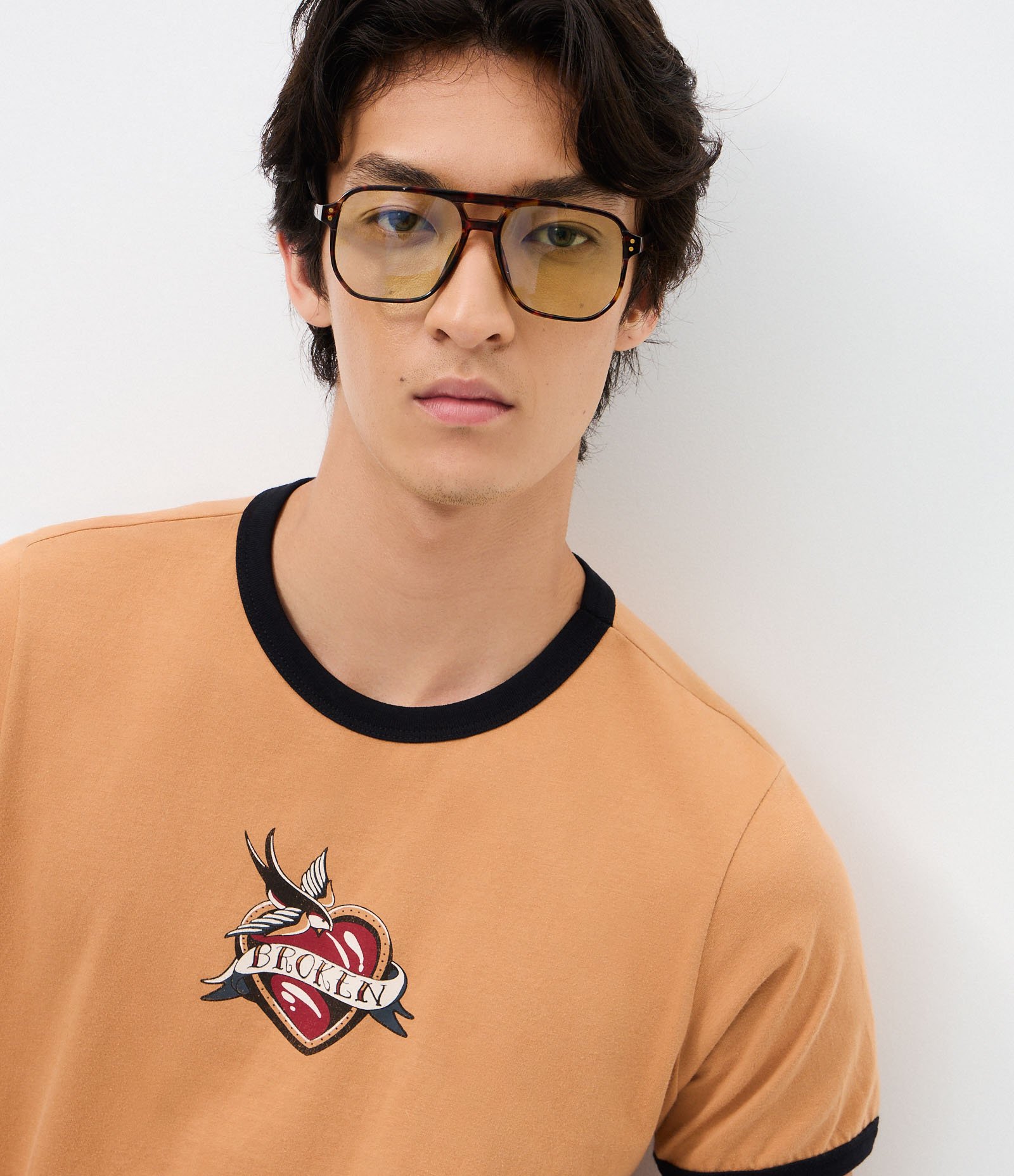 Camiseta Baby Tee Manga Curta em Algodão com Estampa Coração Quebrado Amarelo 3