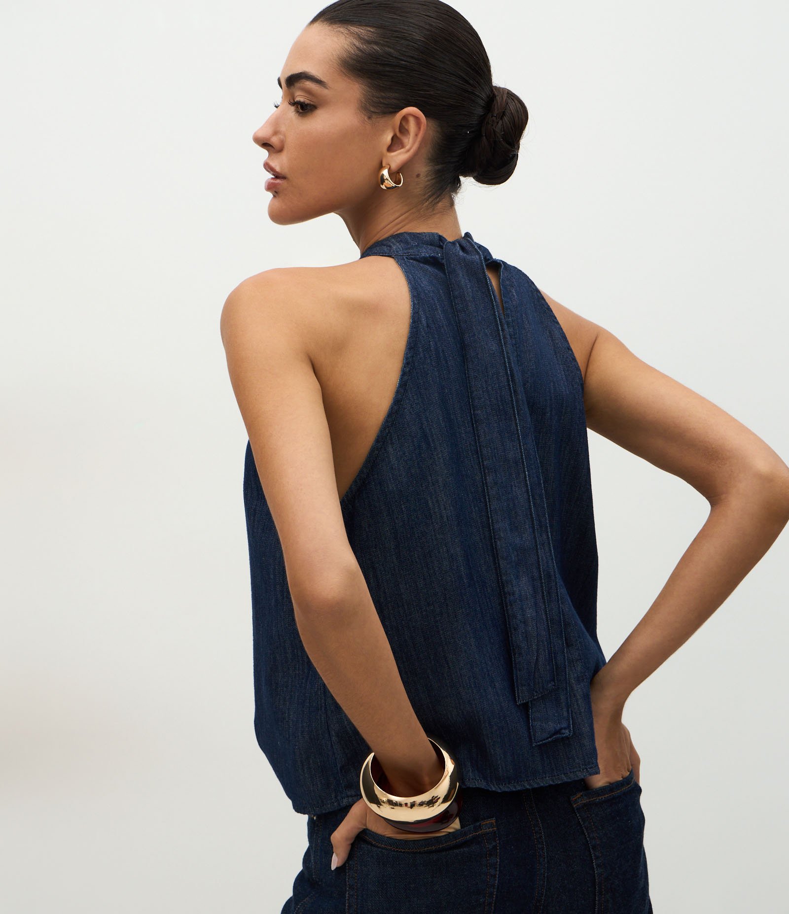 Regata Halter em Jeans com Amarração na Nuca Azul Escuro 4