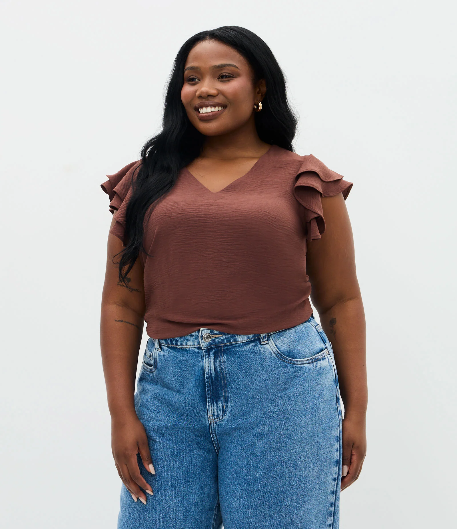 Blusa em Crepe com Babado Duplo no Ombro Curve & Plus Size Marrom 1