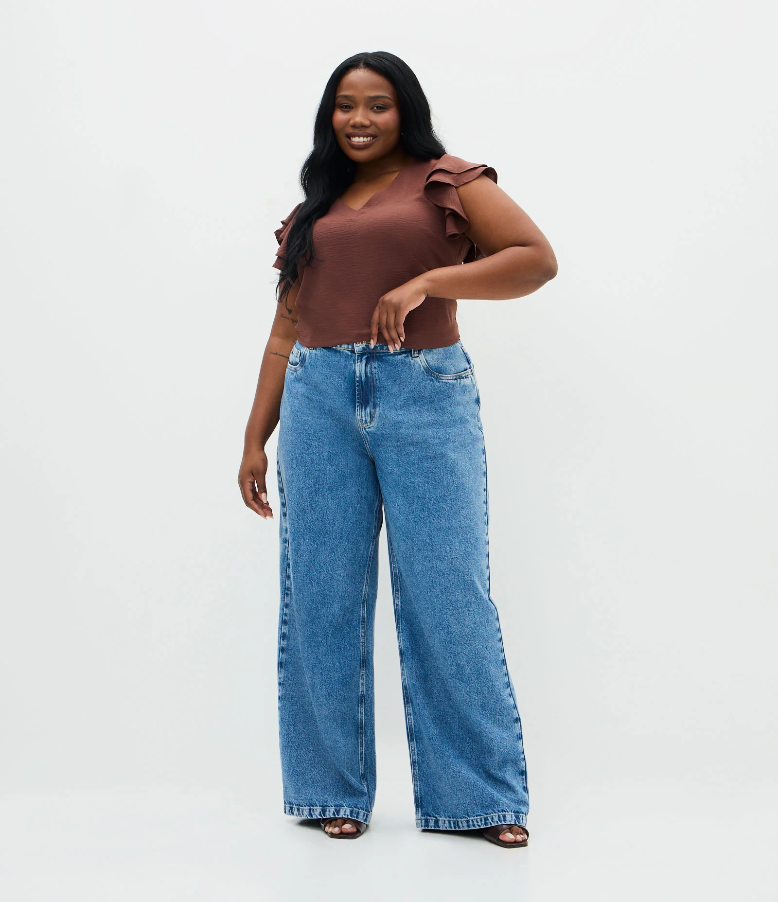 Blusa em Crepe com Babado Duplo no Ombro Curve & Plus Size Marrom 2