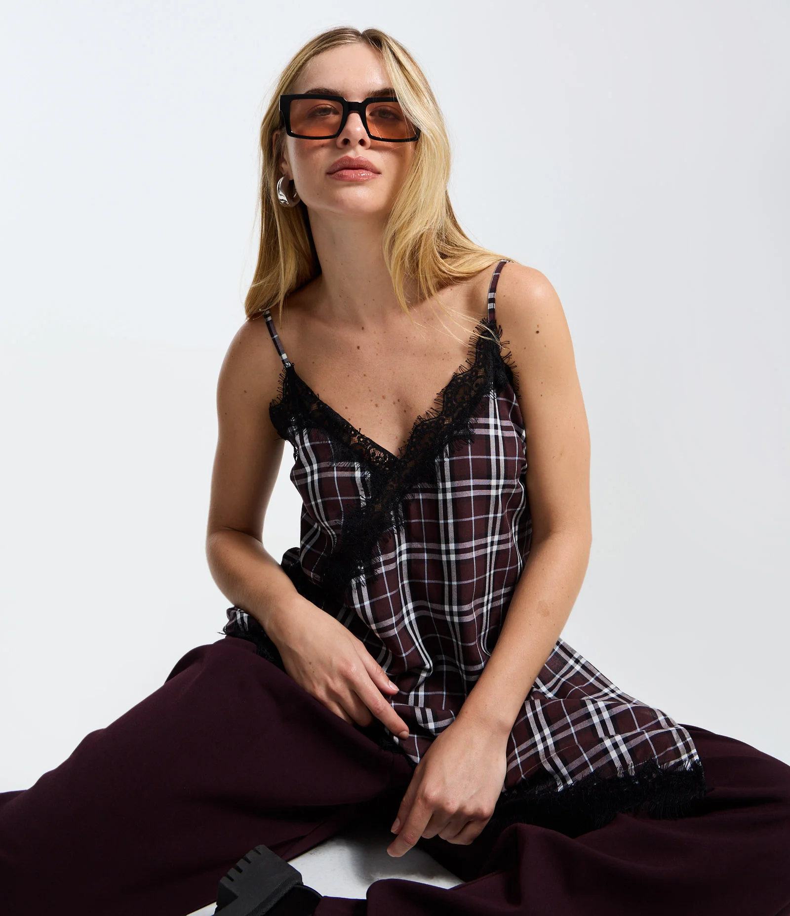 Blusa Regular Xadrez com Renda e Barra Assimétrica Marrom 1