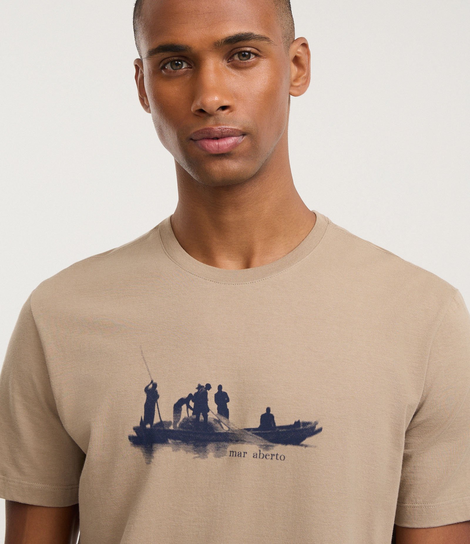 Camiseta em Algodão com Estampa Esportiva Mar Aberto Bege 3