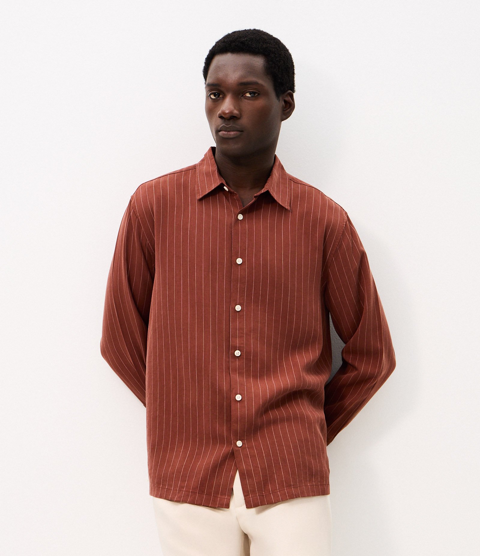 Camisa em Liocel com Risca de Giz e Manga Longa Marrom 3