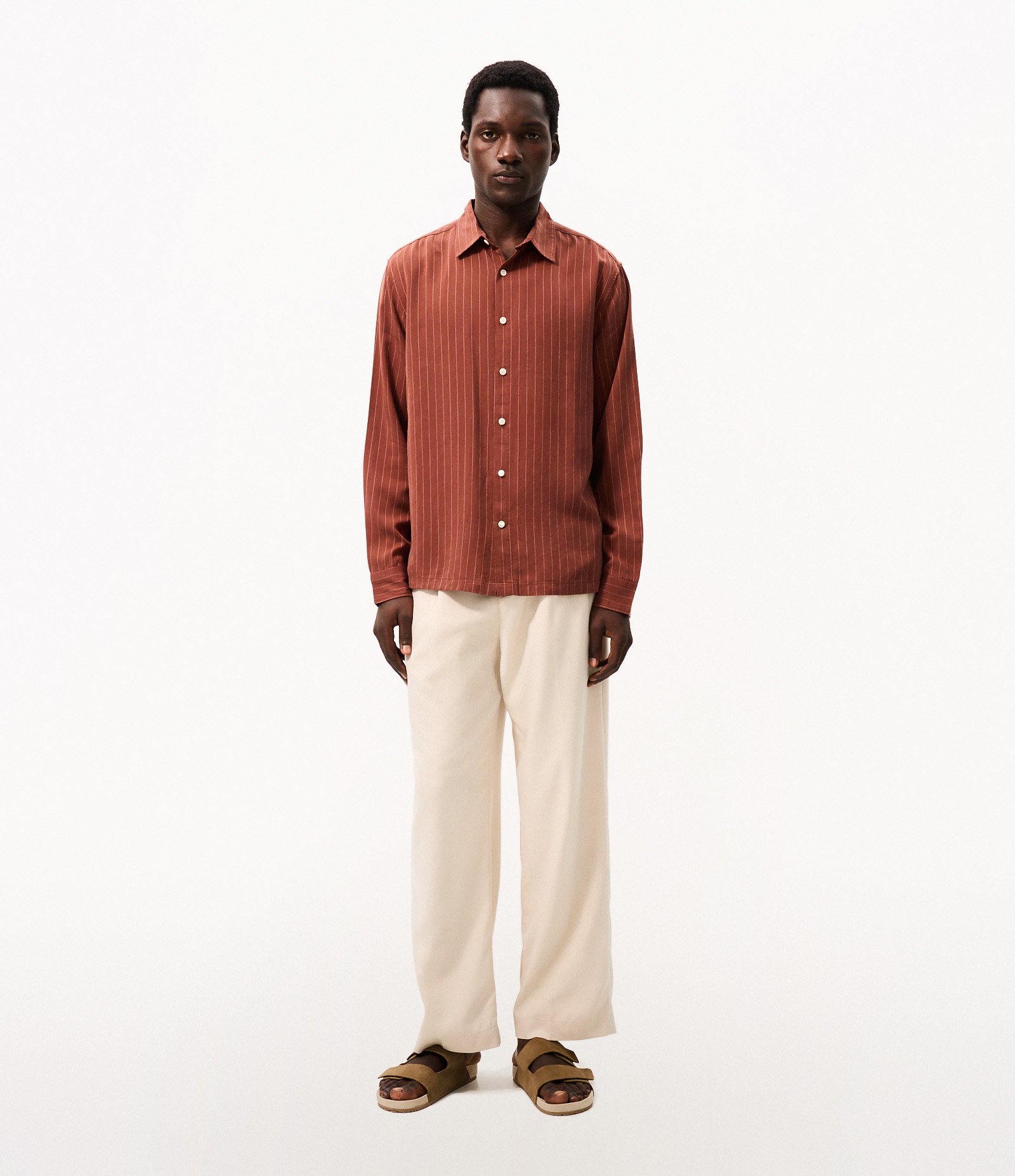 Camisa em Liocel com Risca de Giz e Manga Longa Marrom 4