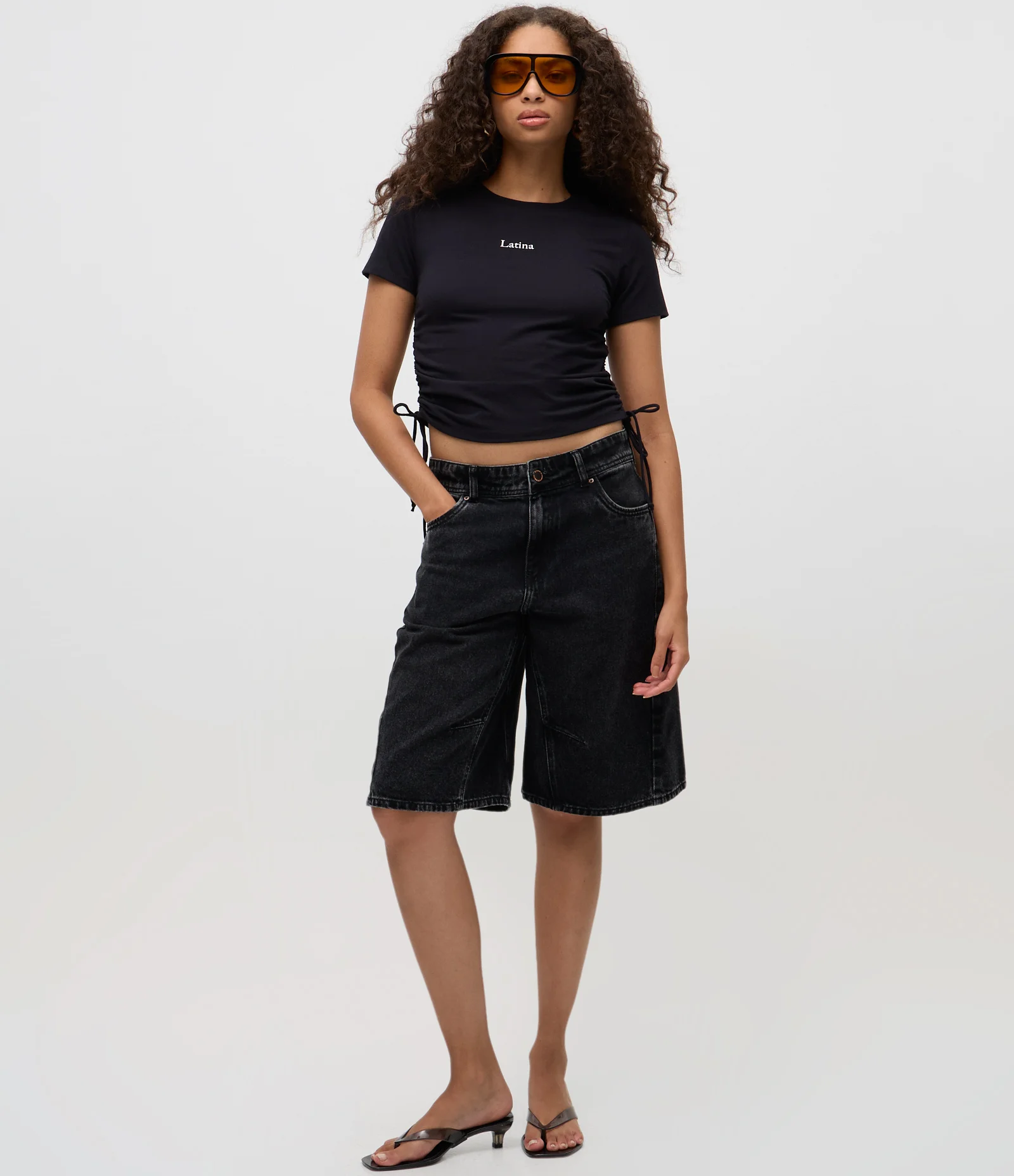 Blusa Cropped com Lettering Latina e Amarração Lateral na Barra Preto 2