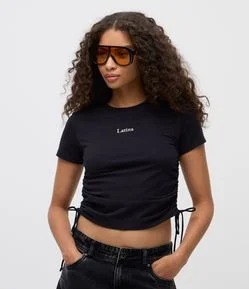 Blusa Cropped com Lettering Latina e Amarração Lateral na Barra