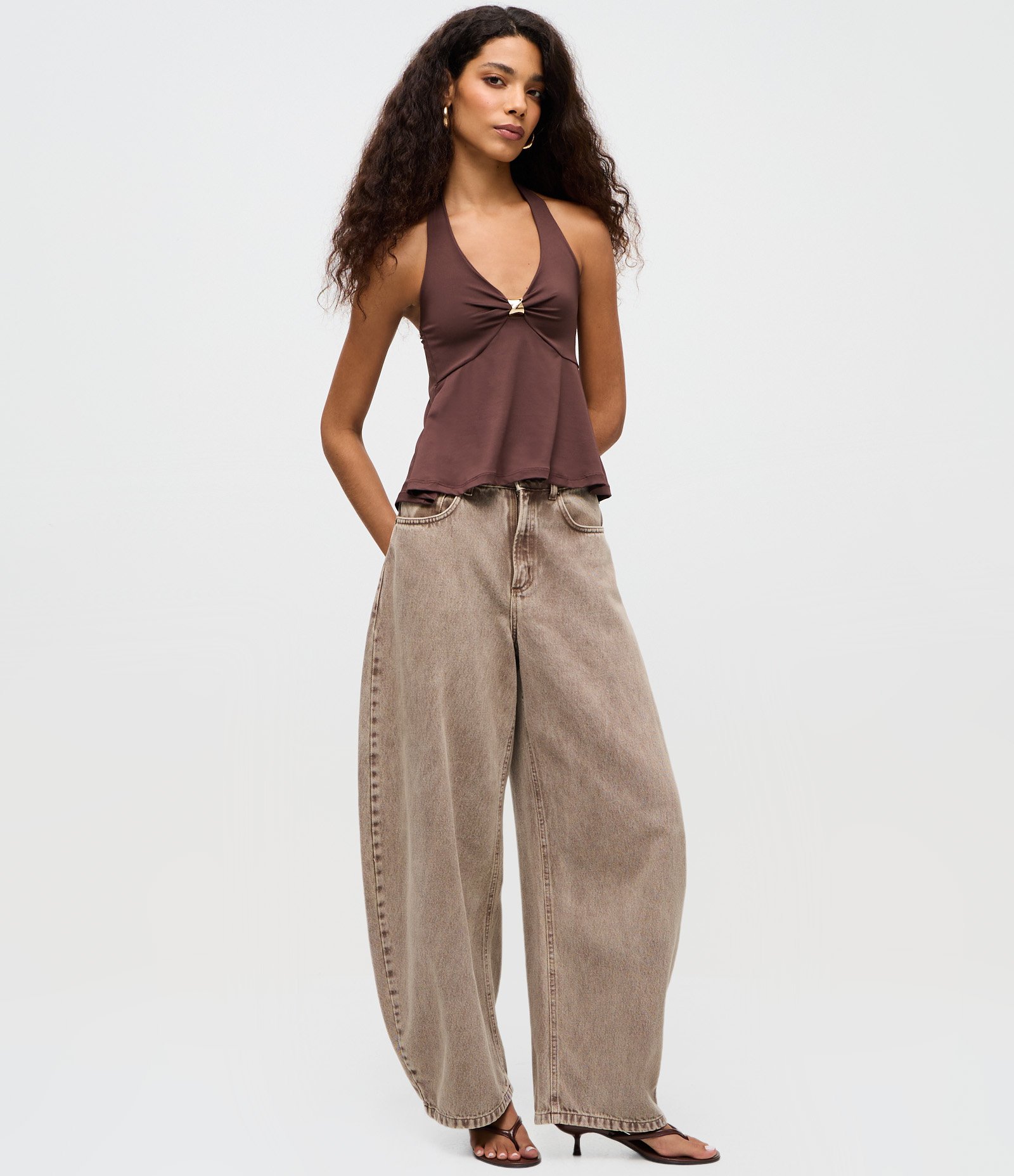 Blusa Frente Única com Aviamento no Decote Marrom 2