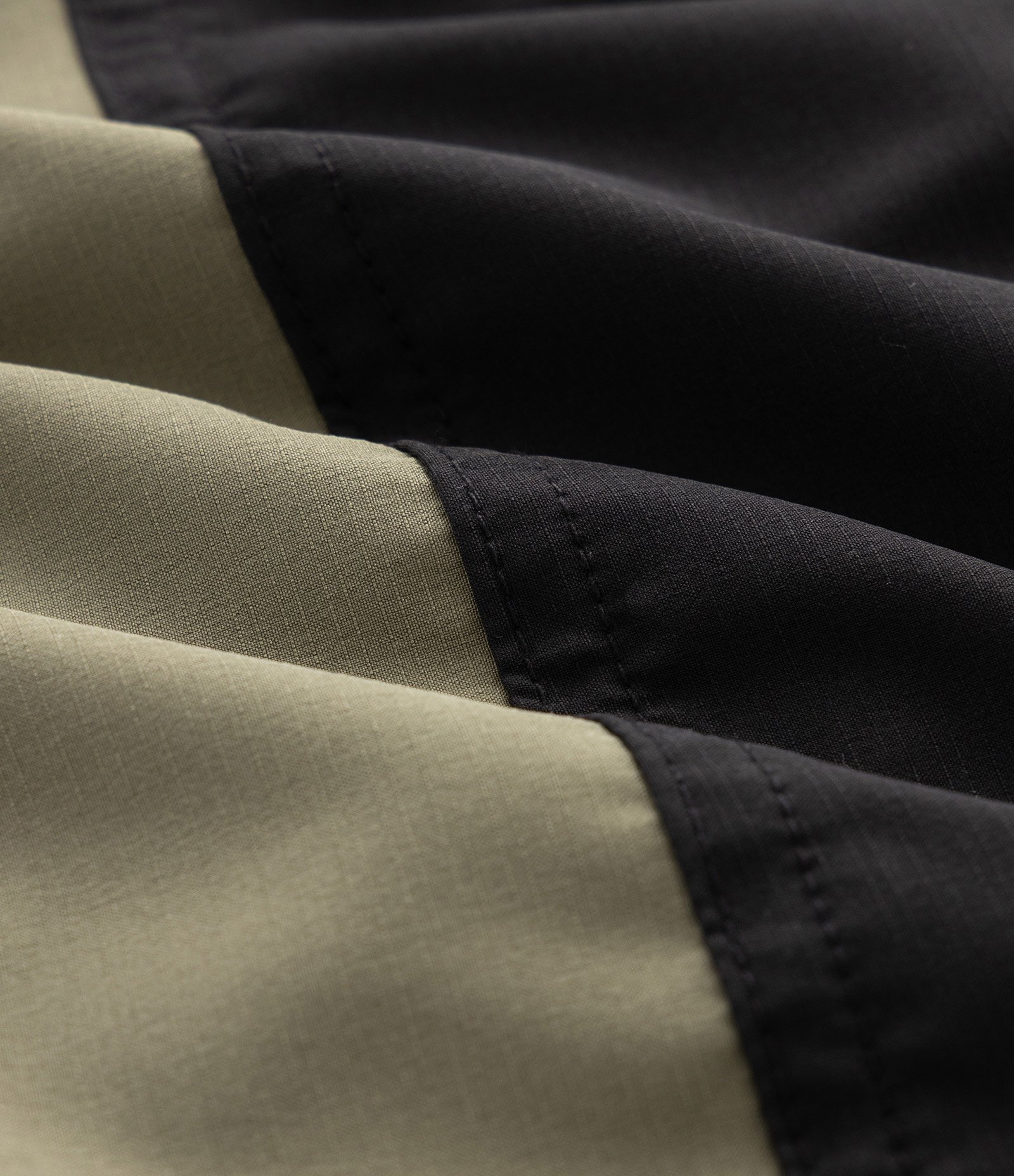 Bermuda em Ripstop com Bolso com Zíper e Estampa Bicolor Verde 10