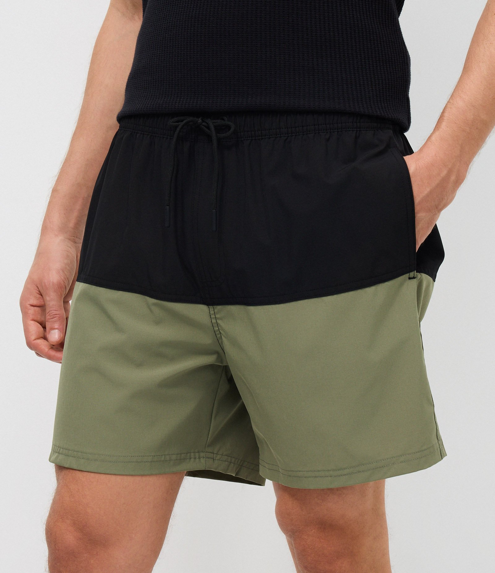 Bermuda em Ripstop com Bolso com Zíper e Estampa Bicolor Verde 2