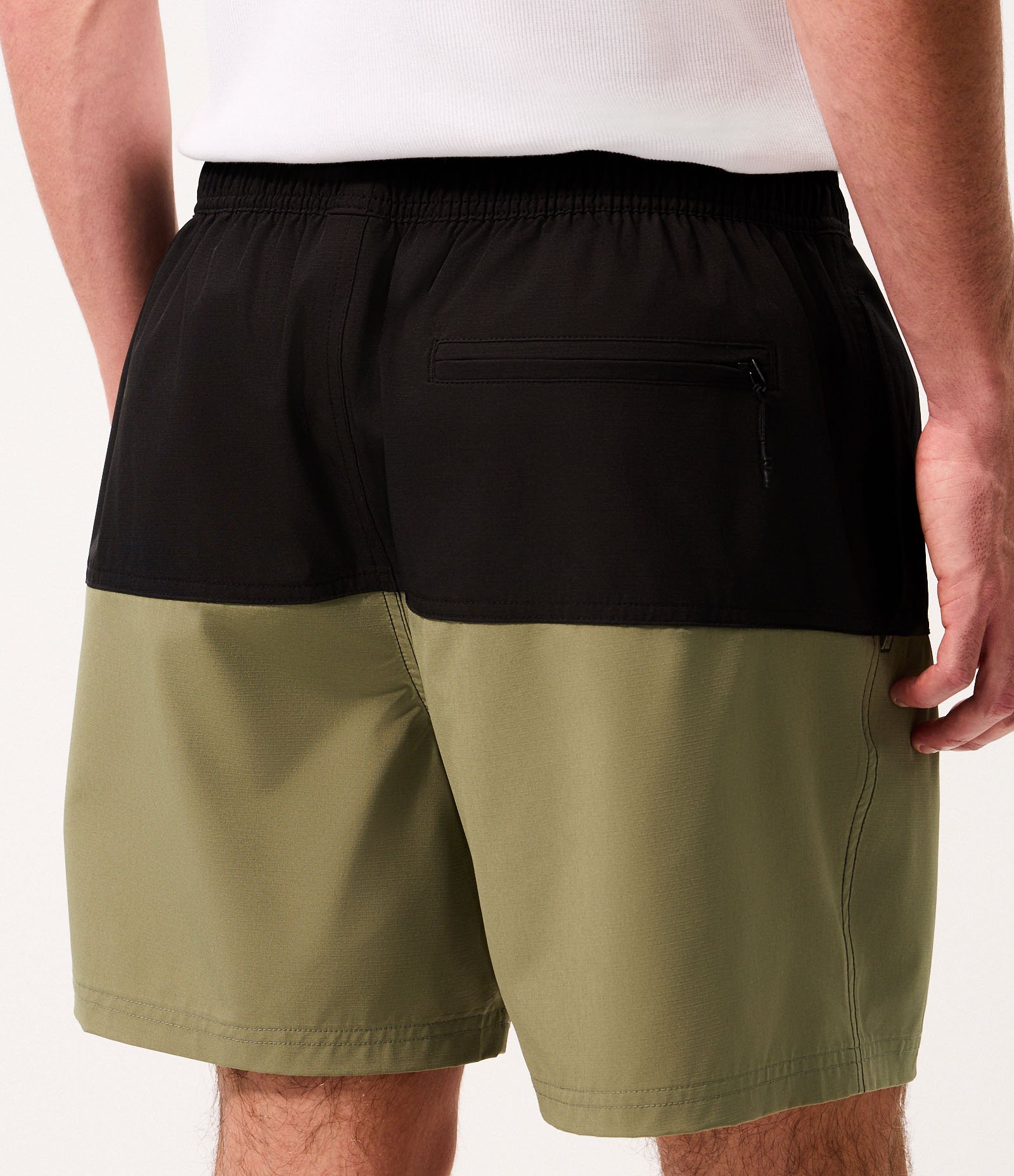 Bermuda em Ripstop com Bolso com Zíper e Estampa Bicolor Verde 5