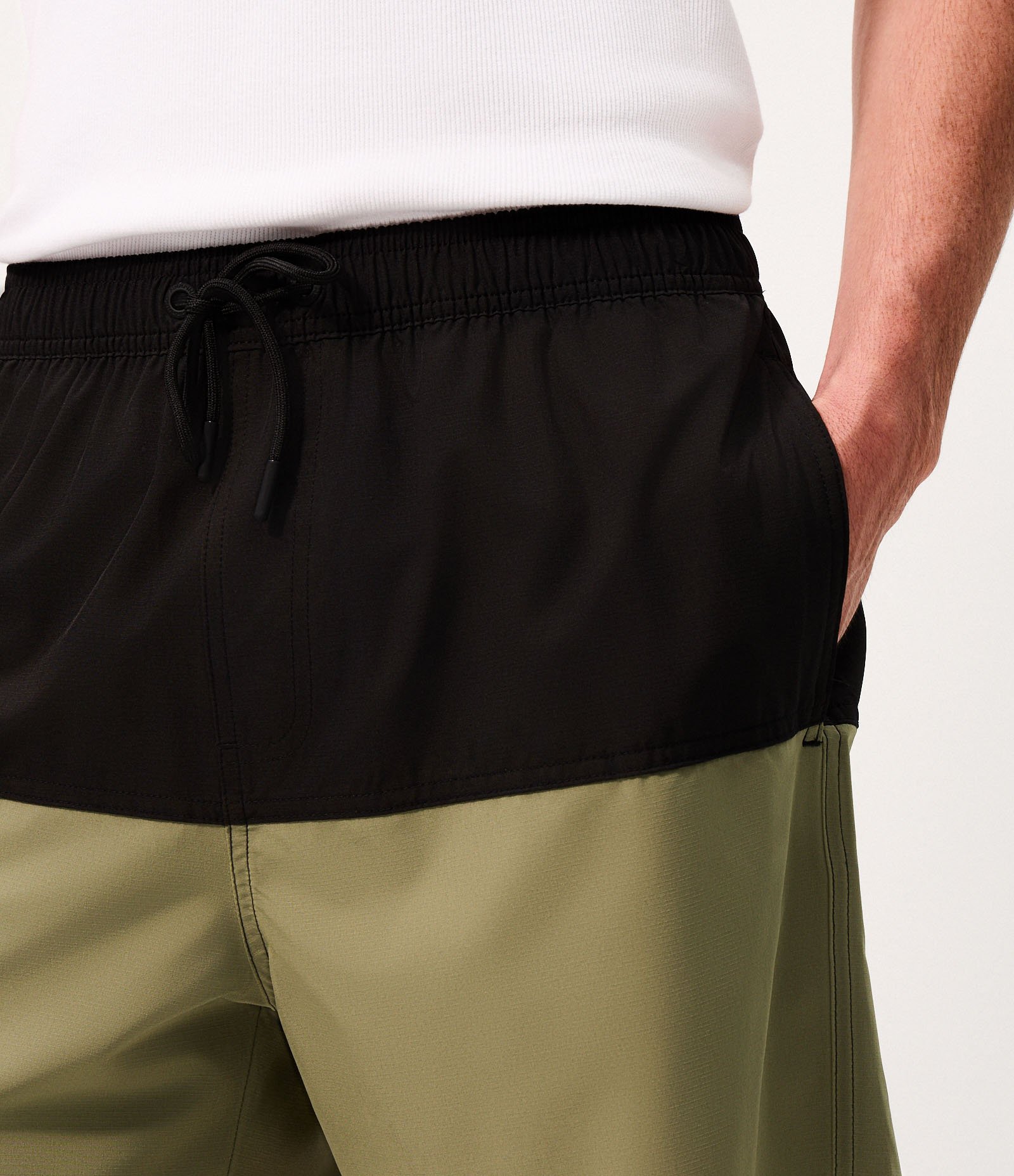 Bermuda em Ripstop com Bolso com Zíper e Estampa Bicolor Verde 7