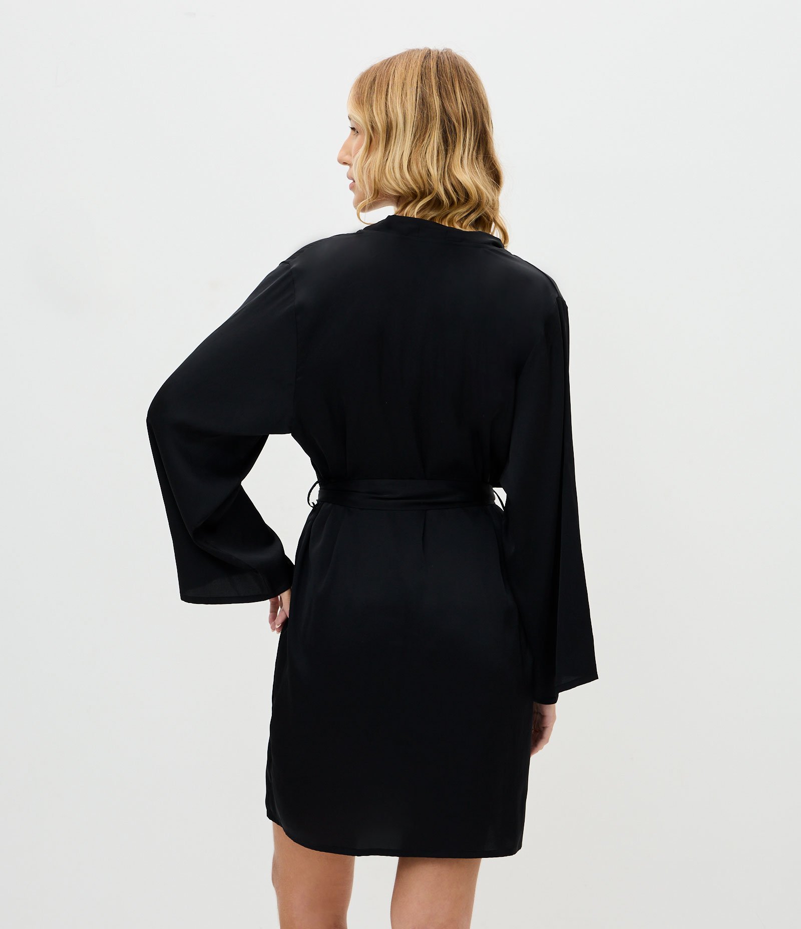 Robe Manga Longa Acetinado com Amarração Preto 3