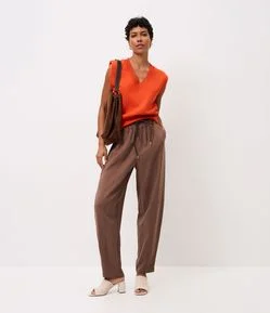 Calça Cenoura com Cós Elástico e Cinto para Amarração