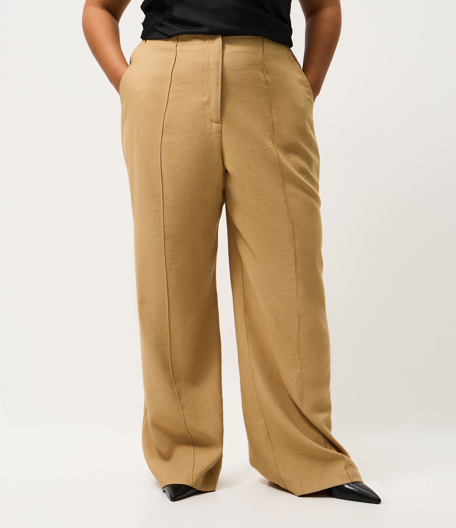 Calça Alfaiatada Wide com Friso Frontal Curve & Plus Size Bege 2