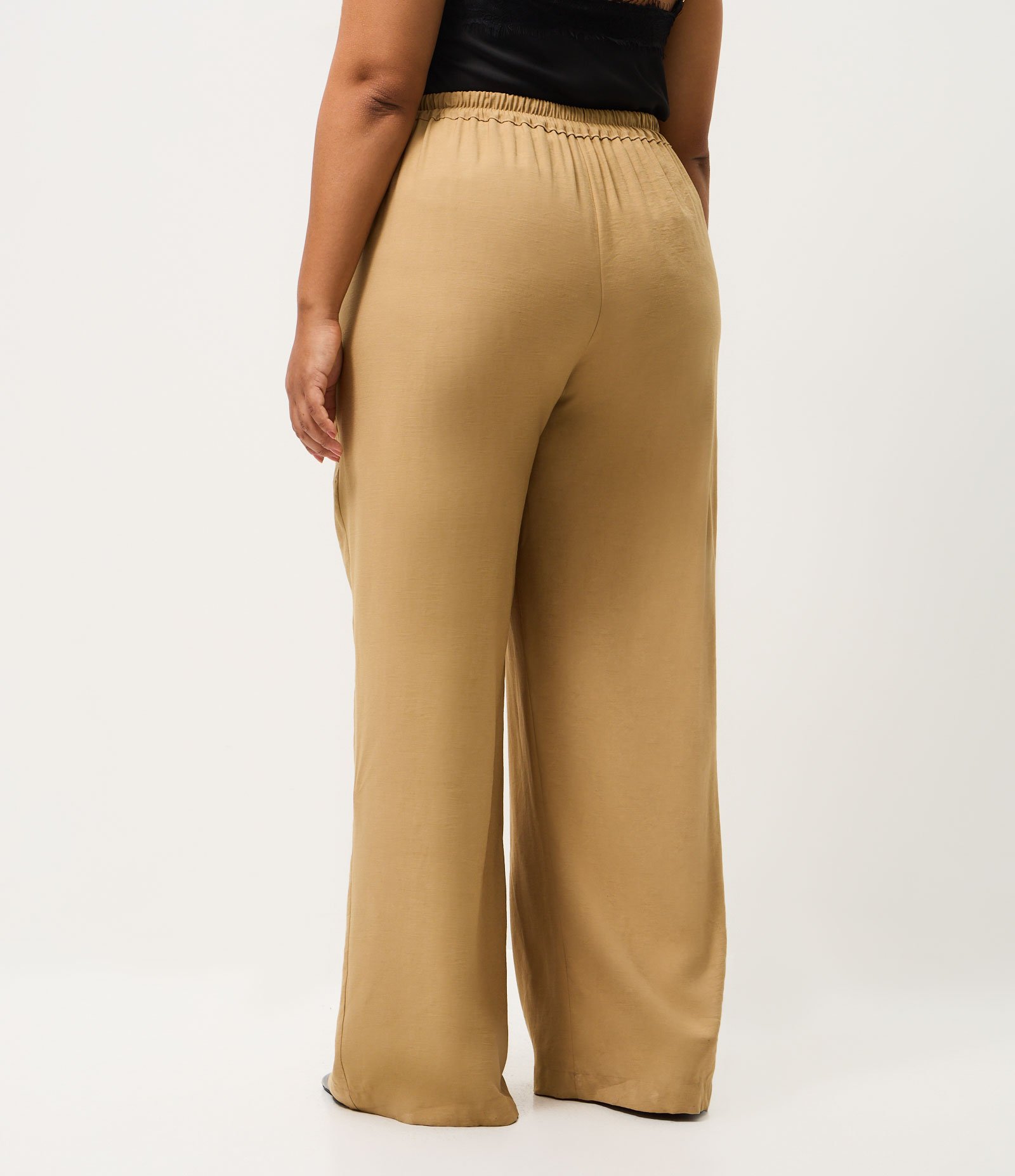 Calça Alfaiatada Wide com Friso Frontal Curve & Plus Size Bege 4