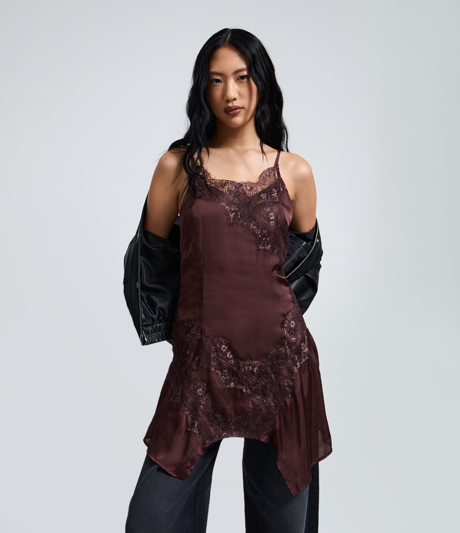 Vestido em Cetim com Detalhes em Renda Marrom 1