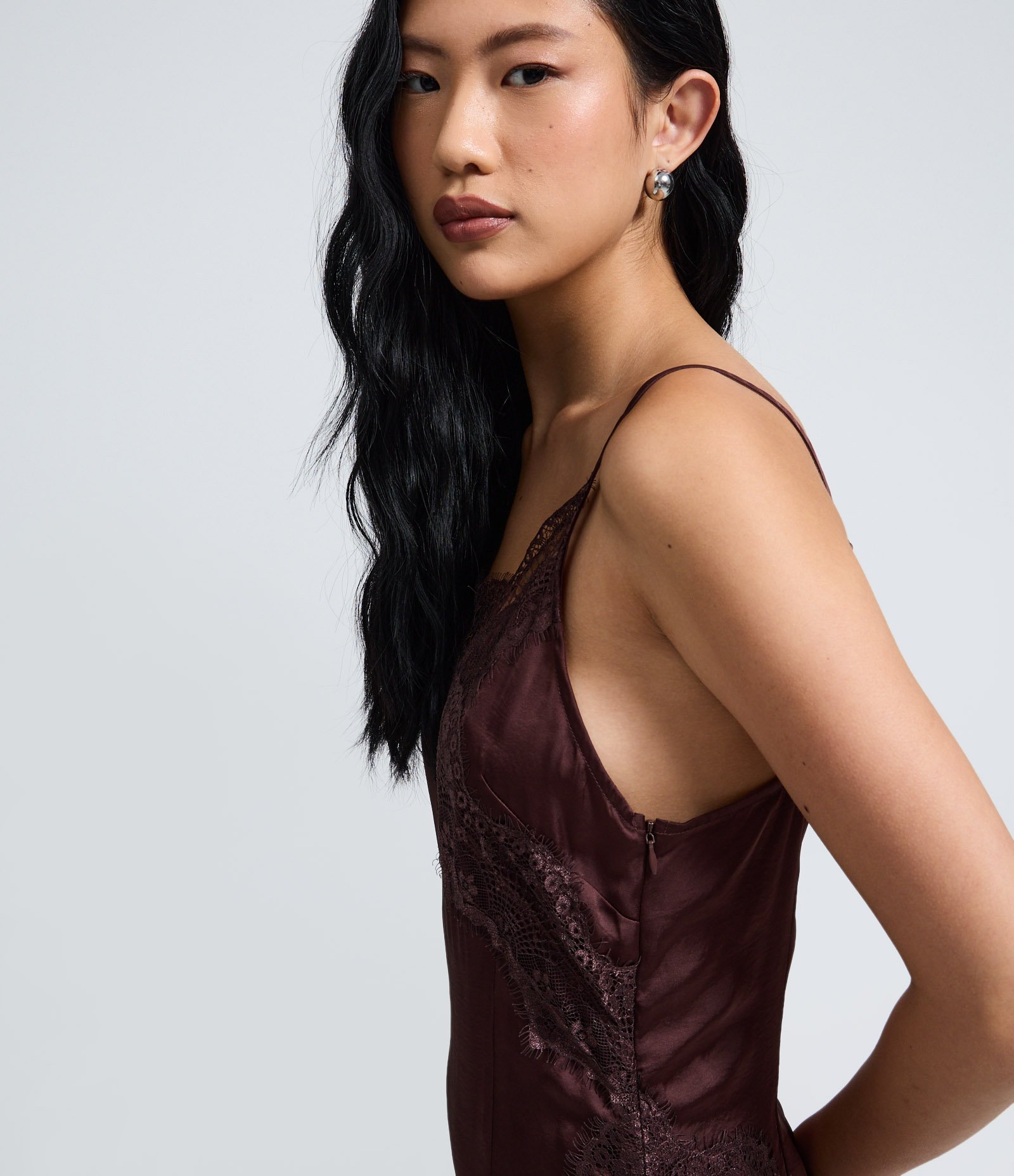 Vestido em Cetim com Detalhes em Renda Marrom 4