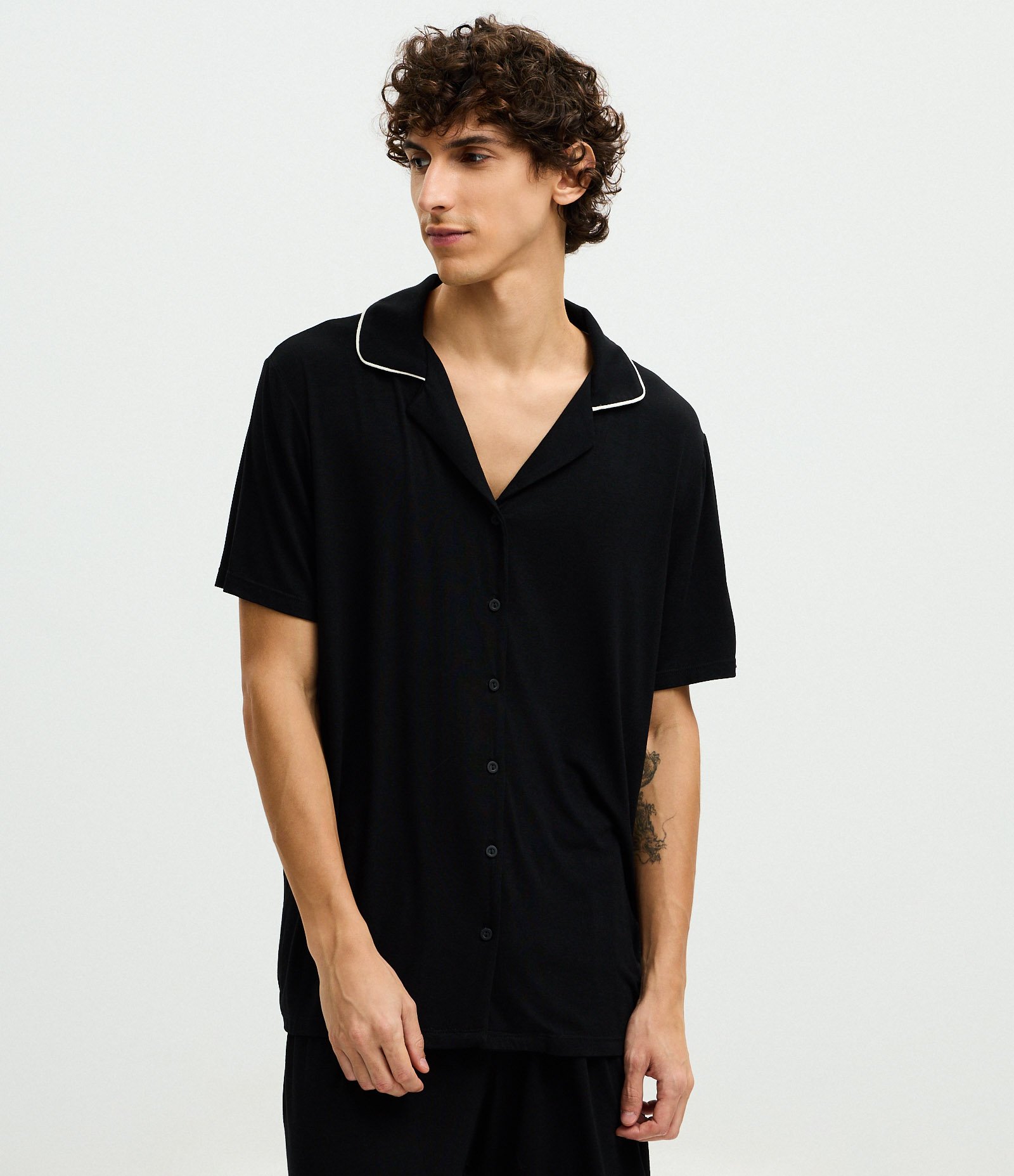 Pijama em Viscolycra com Blusa com Contraste e Short Preto 4