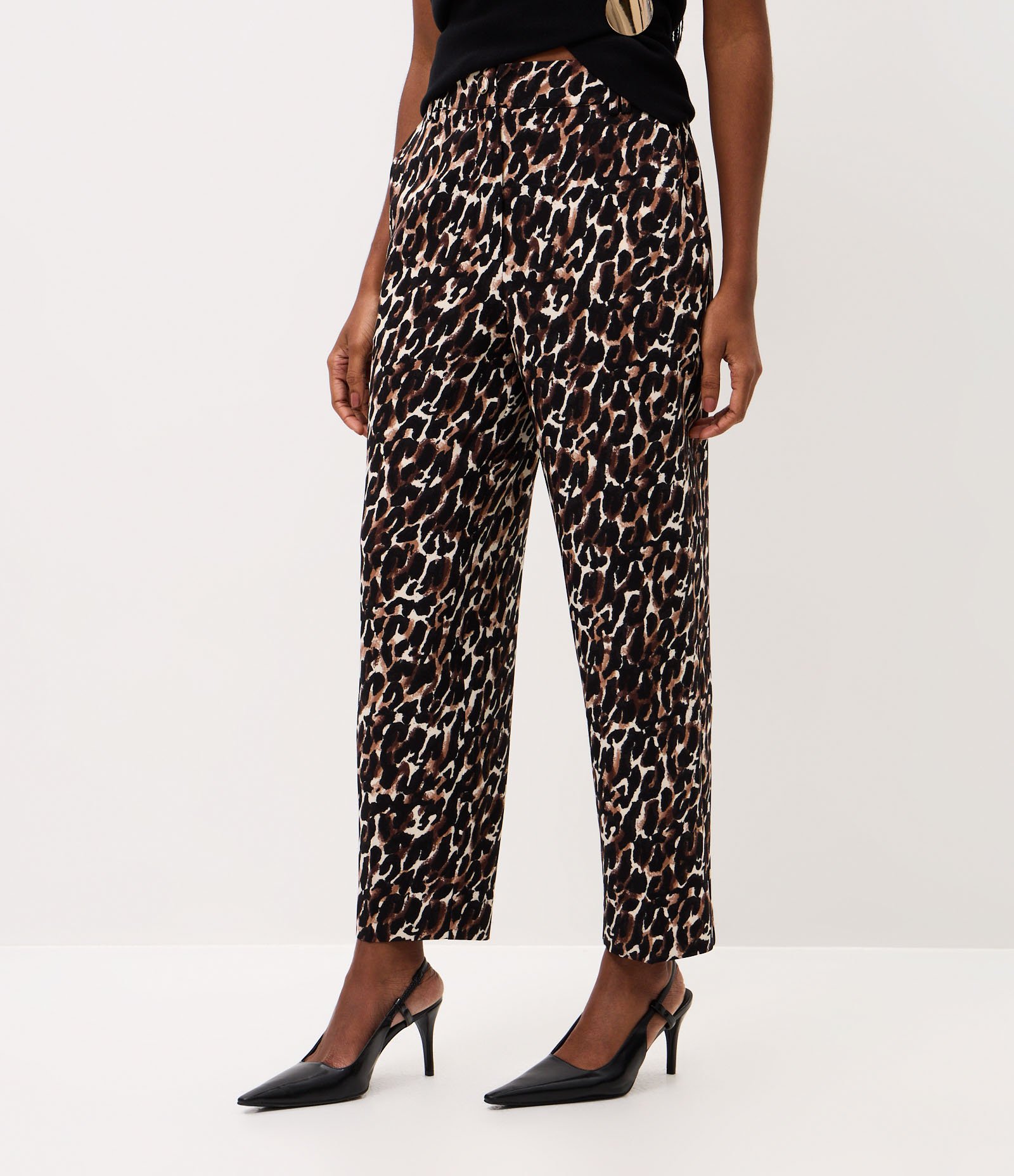 Calça Cenoura em Crepe com Estampa Animal Print Marrom 3