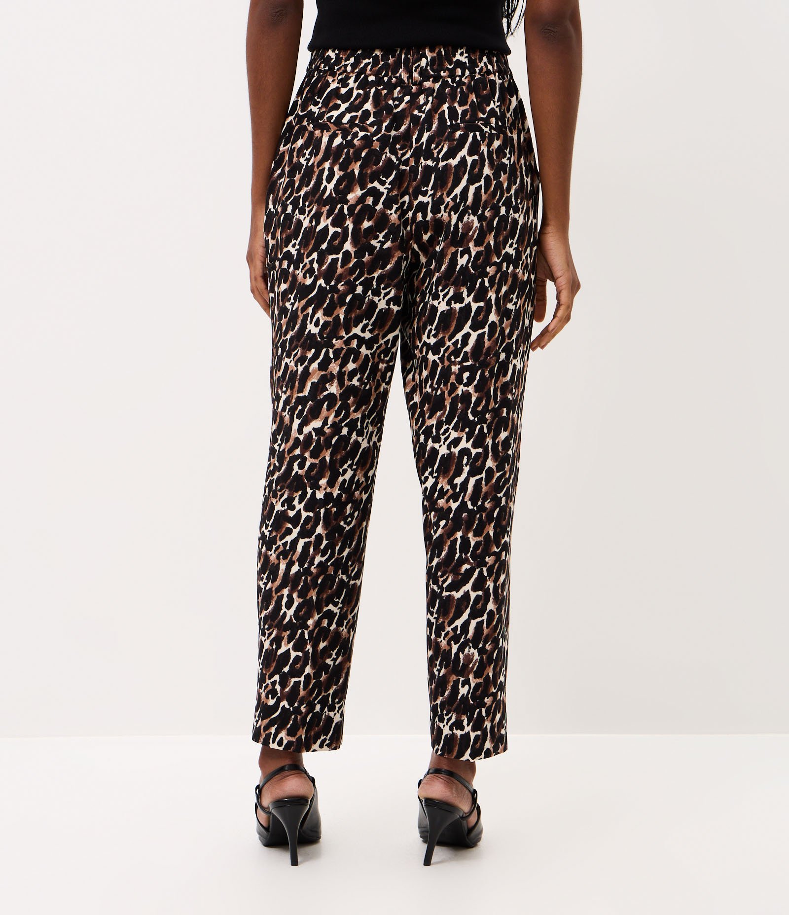 Calça Cenoura em Crepe com Estampa Animal Print Marrom 5