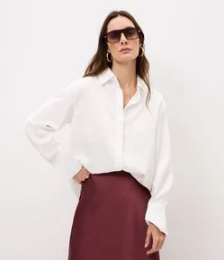 Camisa Acetinada com Gola Clássica