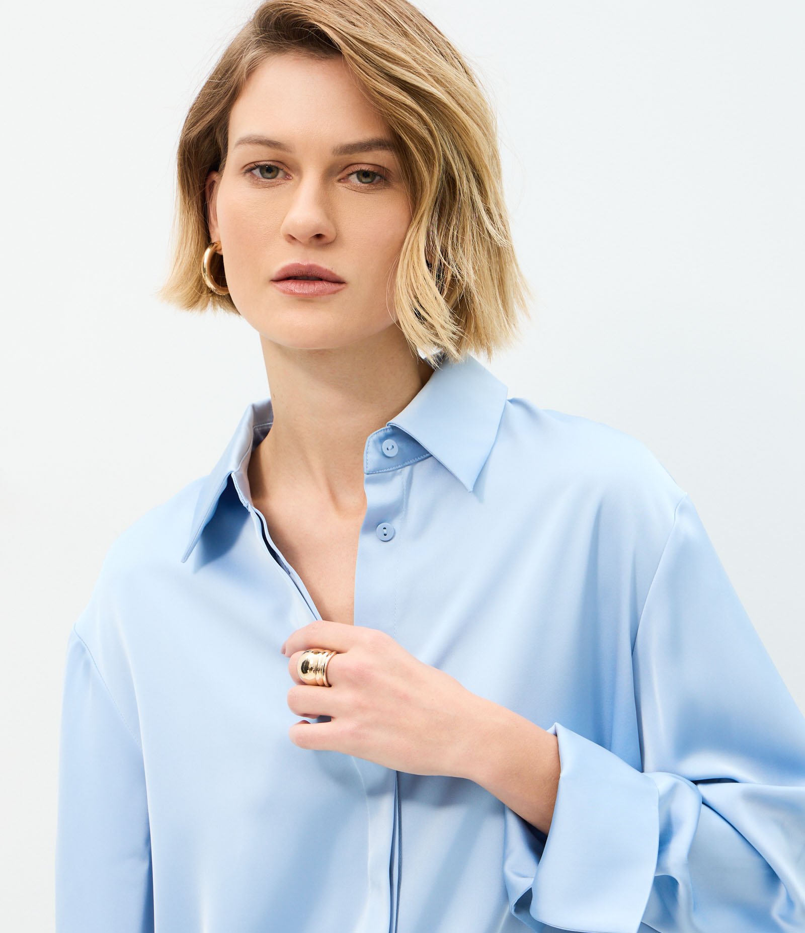Camisa Acetinada com Gola Clássica Azul 3
