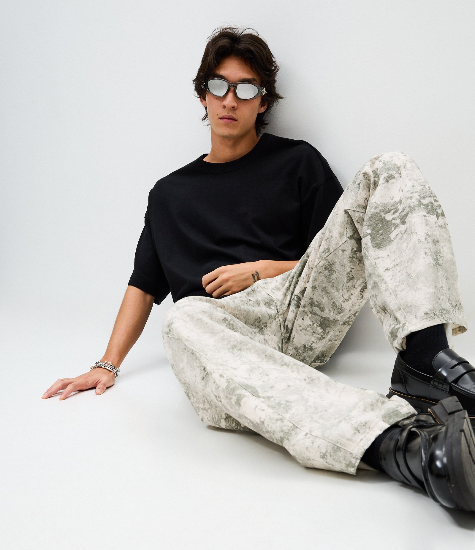 Calça Sarja Super Baggy Estampada Cinza 1