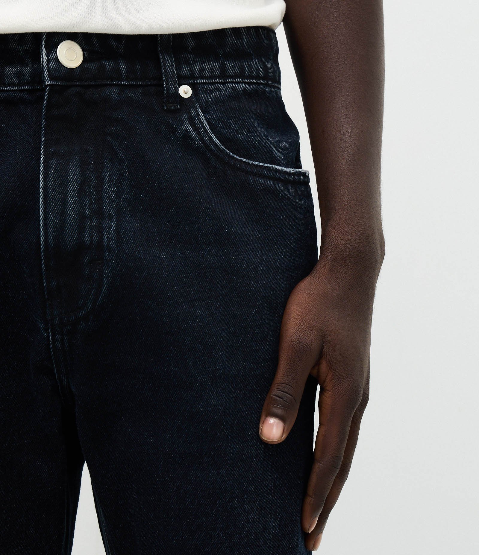 Calça Reta em Jeans Detalhes com Efeito Puído Preto 3
