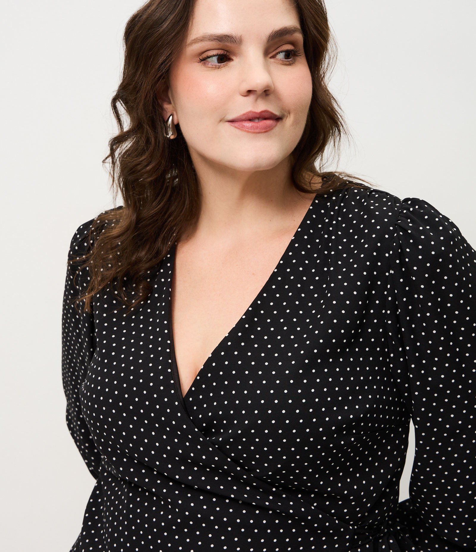 Blusa Poá Transpassada com Amarração Curve & Plus Size Preto 3