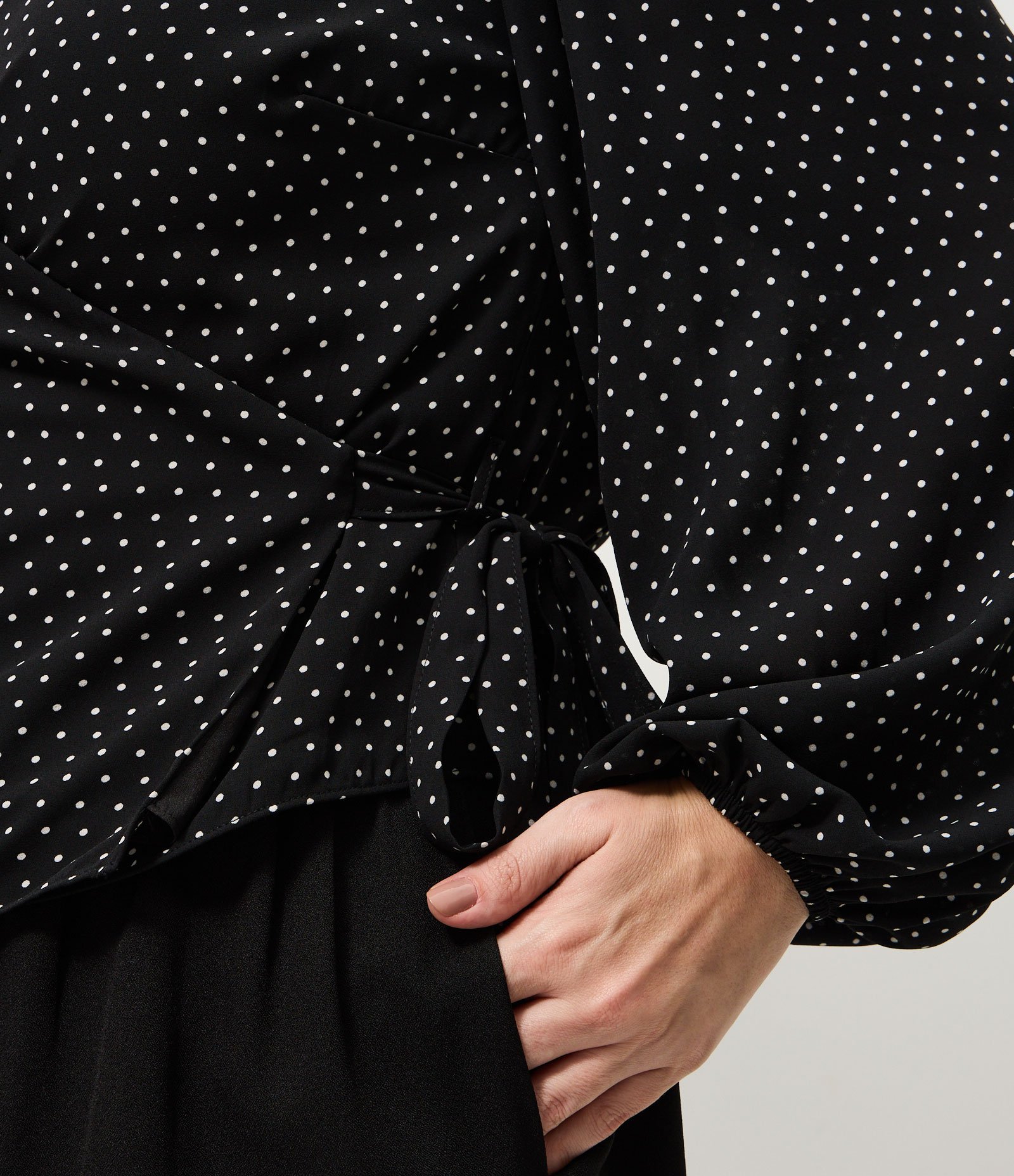 Blusa Poá Transpassada com Amarração Curve & Plus Size Preto 4