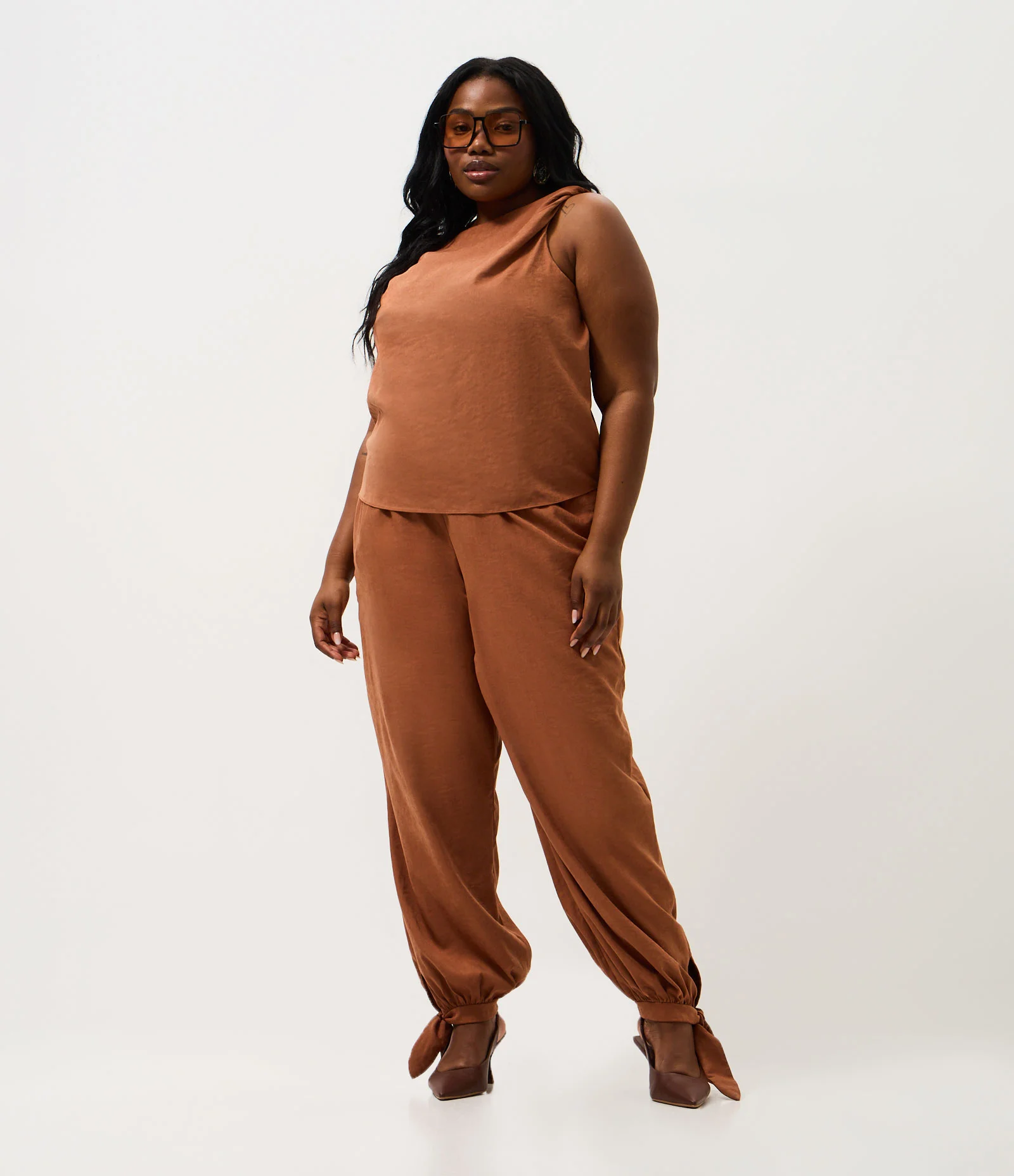 Calça Aladim em Cupro com Amarração Curve & Plus Size Marrom 1
