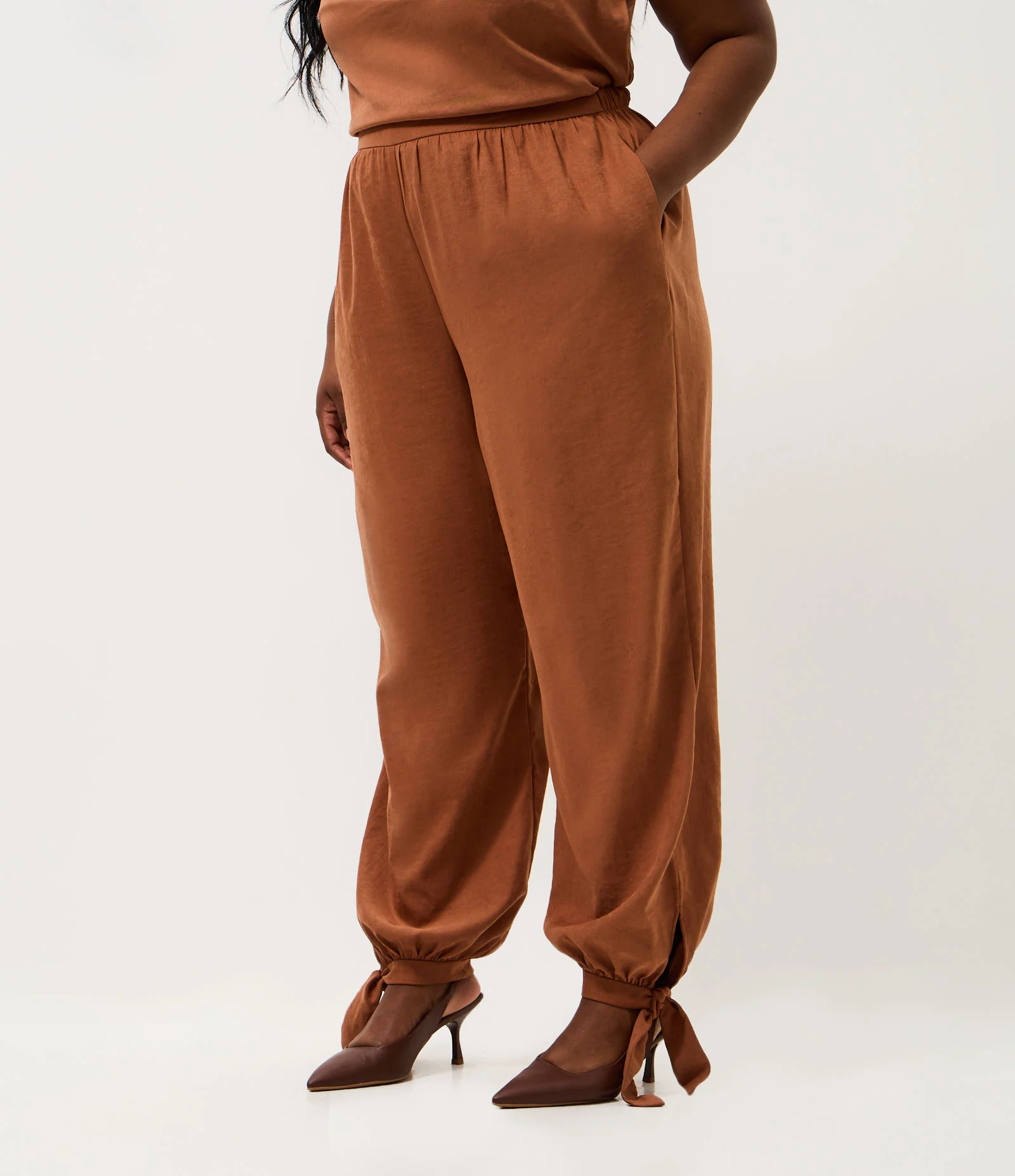 Calça Aladim em Cupro com Amarração Curve & Plus Size Marrom 2