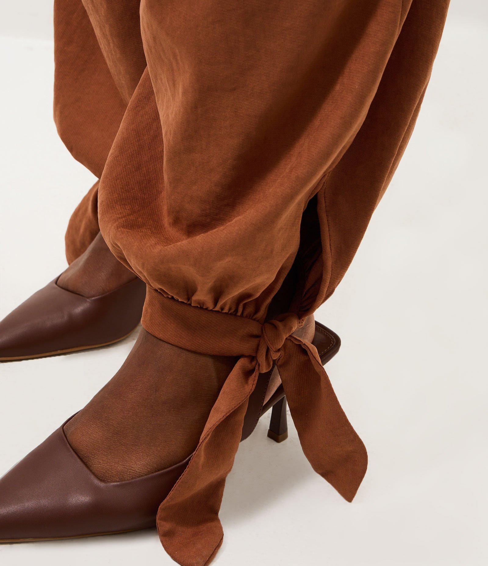 Calça Aladim em Cupro com Amarração Curve & Plus Size Marrom 4