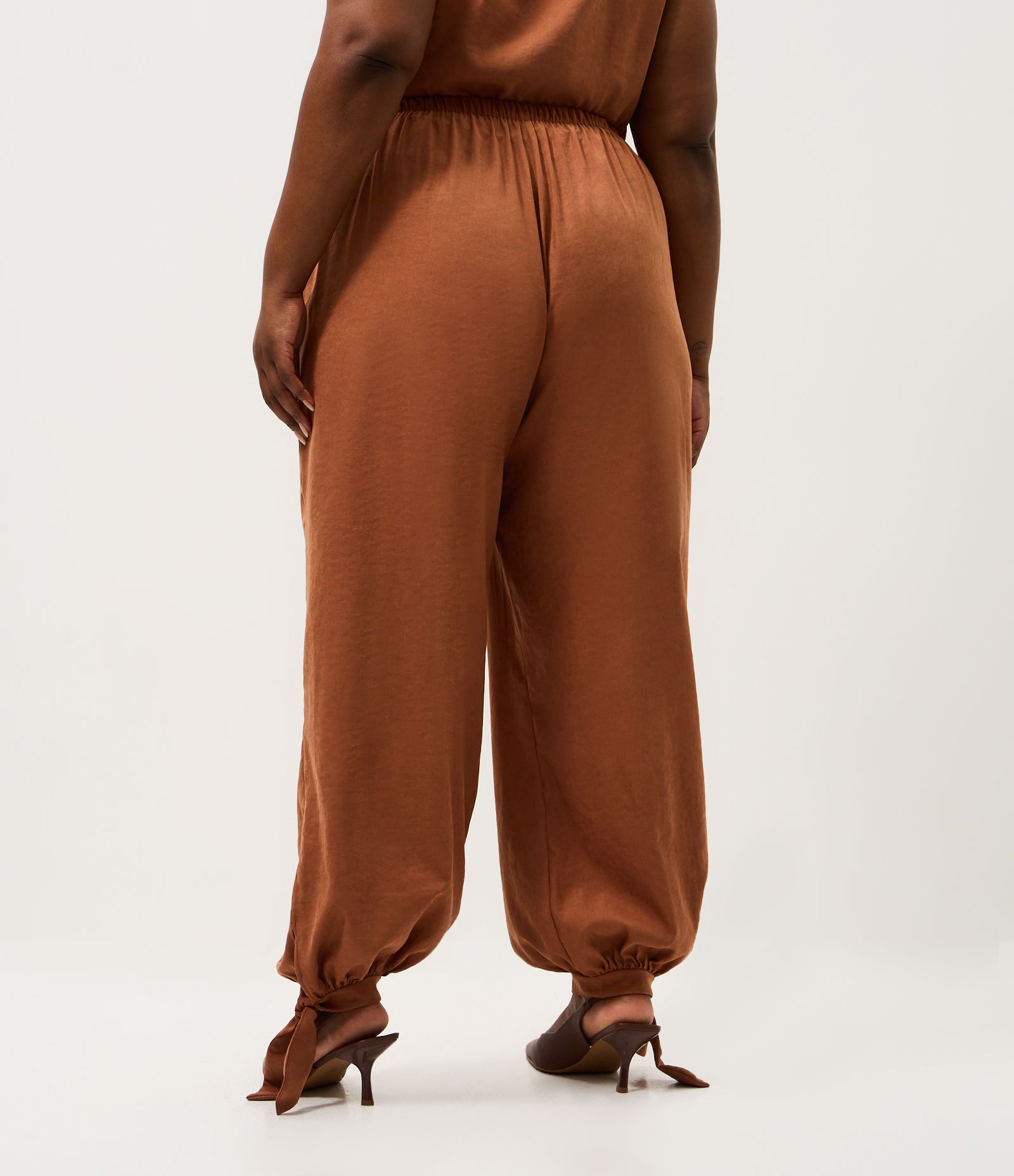 Calça Aladim em Cupro com Amarração Curve & Plus Size Marrom 5