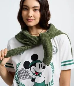 Camiseta em Algodão Estampa Mickey Tenista e Modelo Alongado