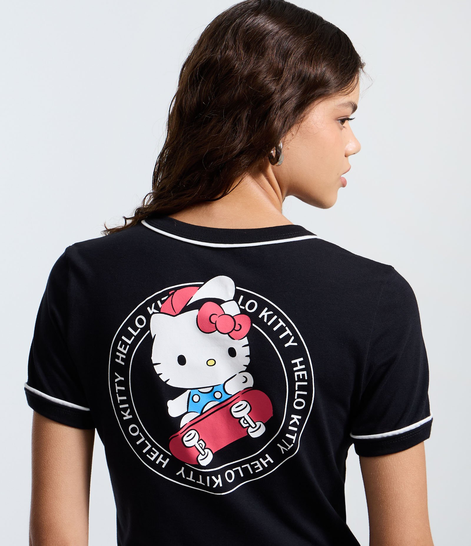 Camiseta Manga Curta em Algodão com Estampa Hello Kitty Skate Preto 4