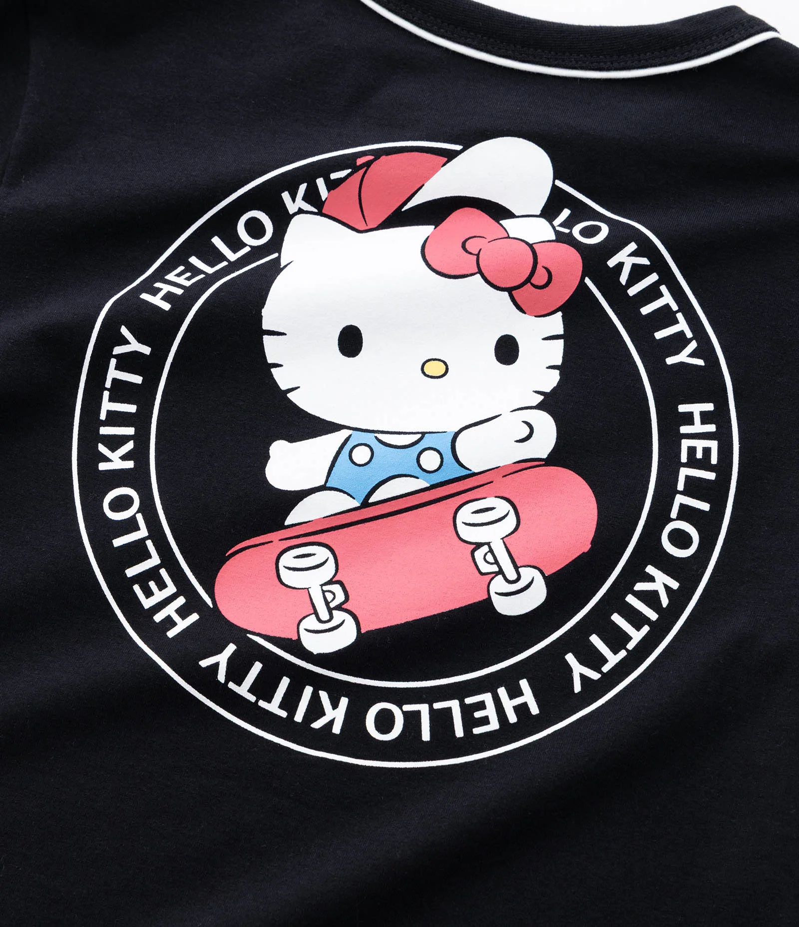 Camiseta Manga Curta em Algodão com Estampa Hello Kitty Skate Preto 8