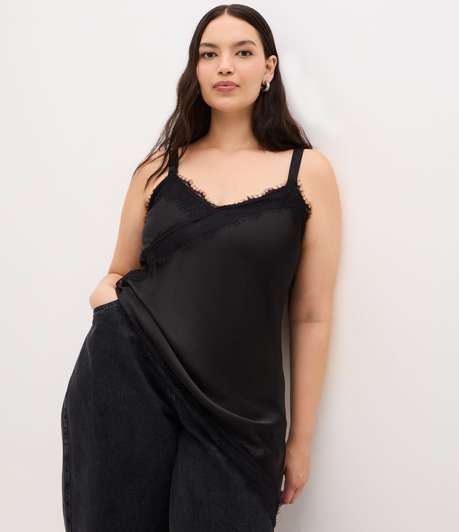 Blusa Regata em Cetim com Renda e Barra Assimétrica Curve & Plus Size Preto 1