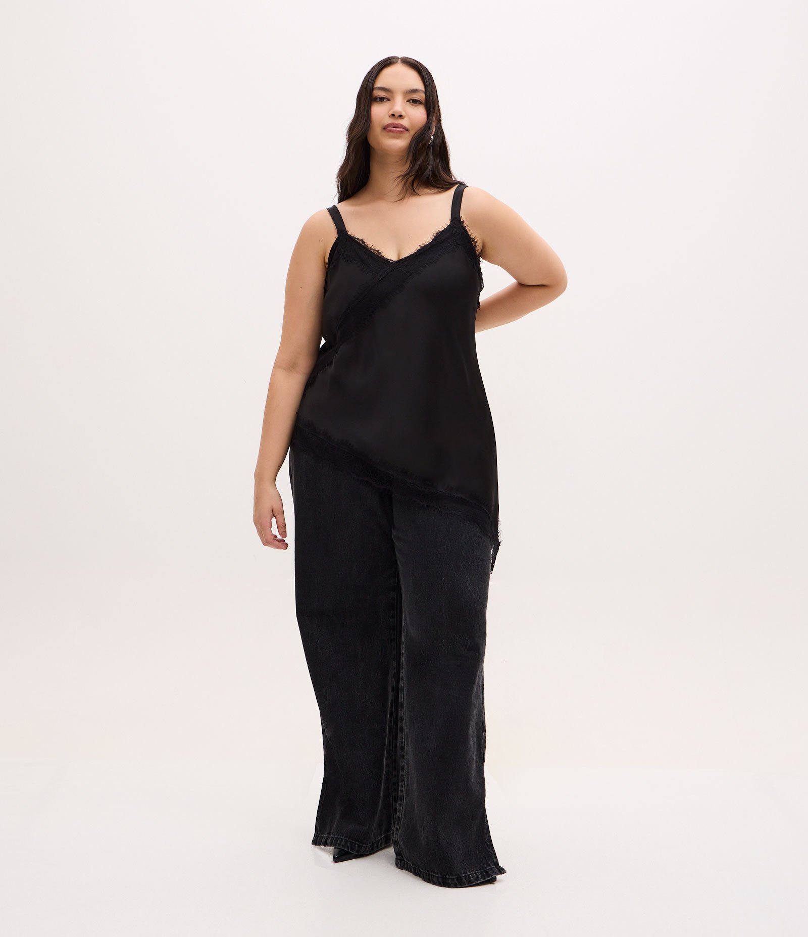 Blusa Regata em Cetim com Renda e Barra Assimétrica Curve & Plus Size Preto 2